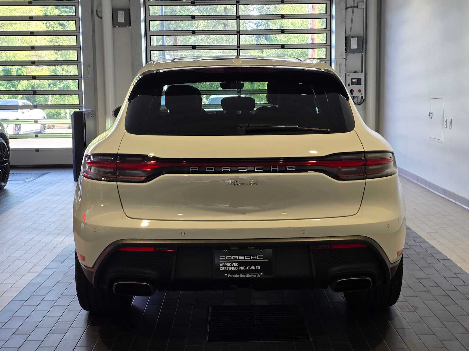 2025 Porsche Macan Base photo 4