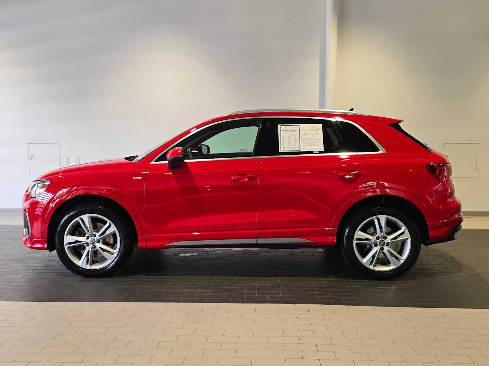 2019 Audi Q3 S line Premium Plus photo 2