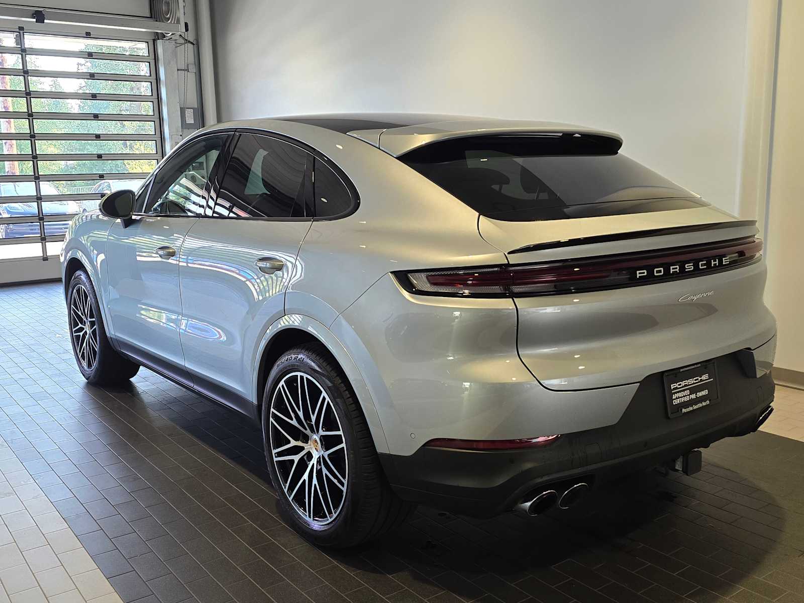 2024 Porsche Cayenne Base photo 3