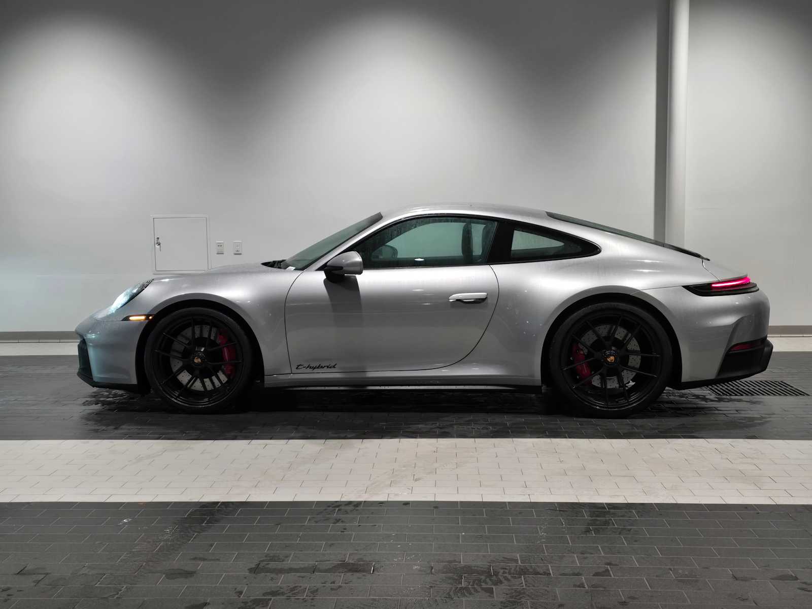2025 Porsche 911 4 GTS photo 2