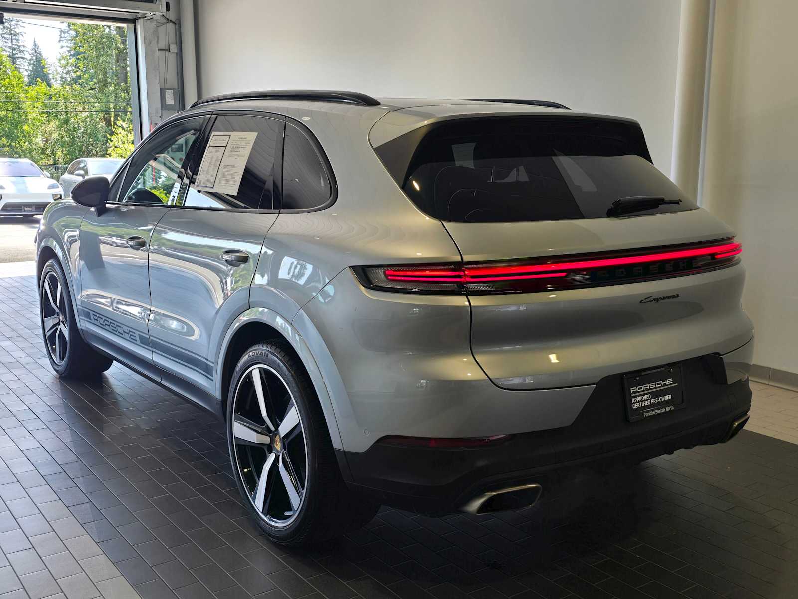 2024 Porsche Cayenne Base photo 3