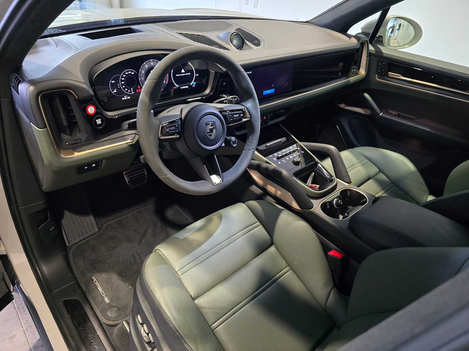 2025 Porsche Cayenne Turbo E-Hybrid photo 4