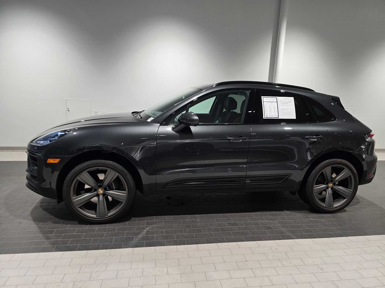 2025 Porsche Macan Base photo 2