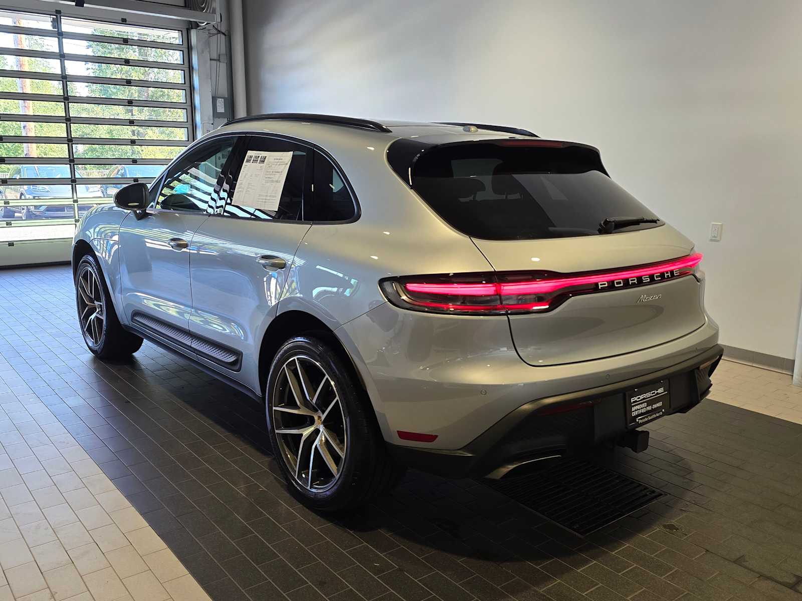 2024 Porsche Macan Base photo 3
