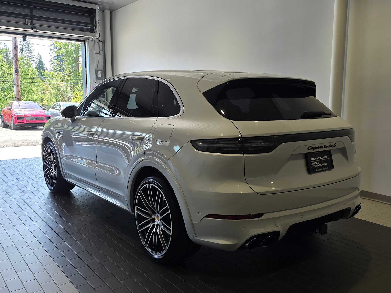 2023 Porsche Cayenne Turbo S E-Hybrid photo 3