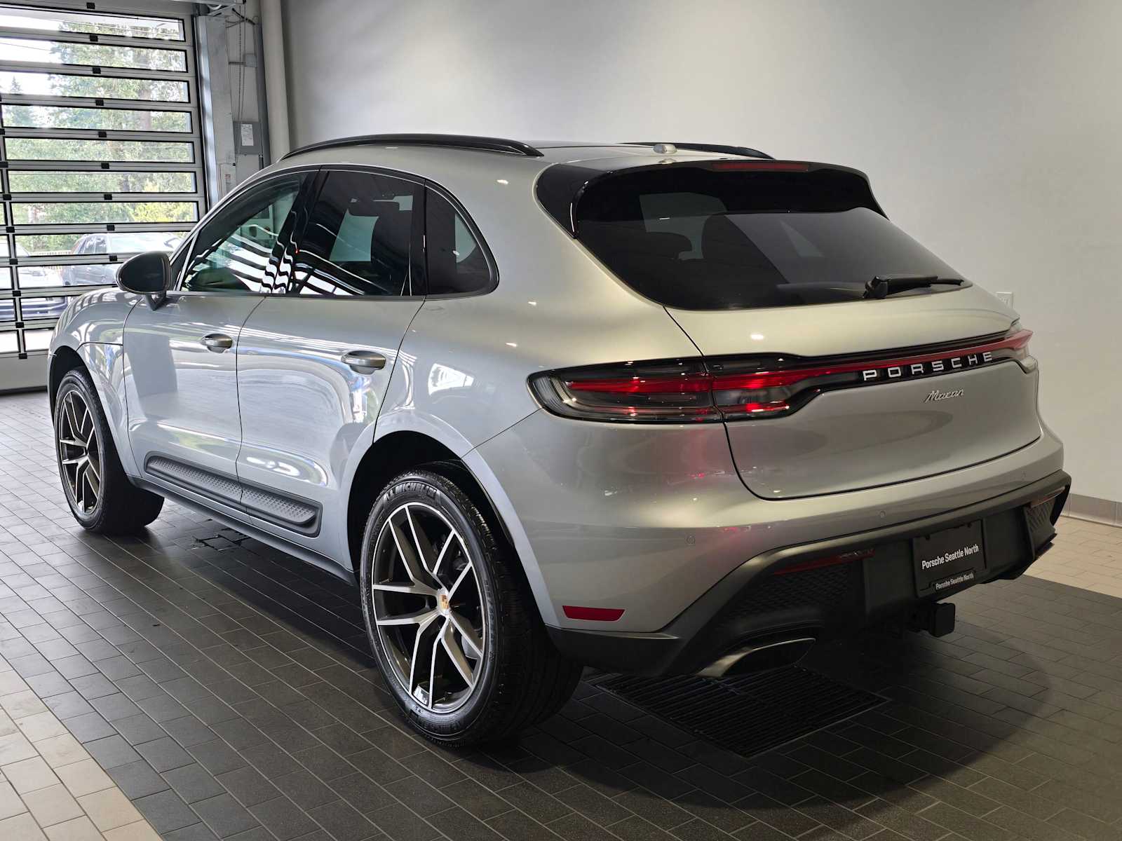2024 Porsche Macan Base photo 3