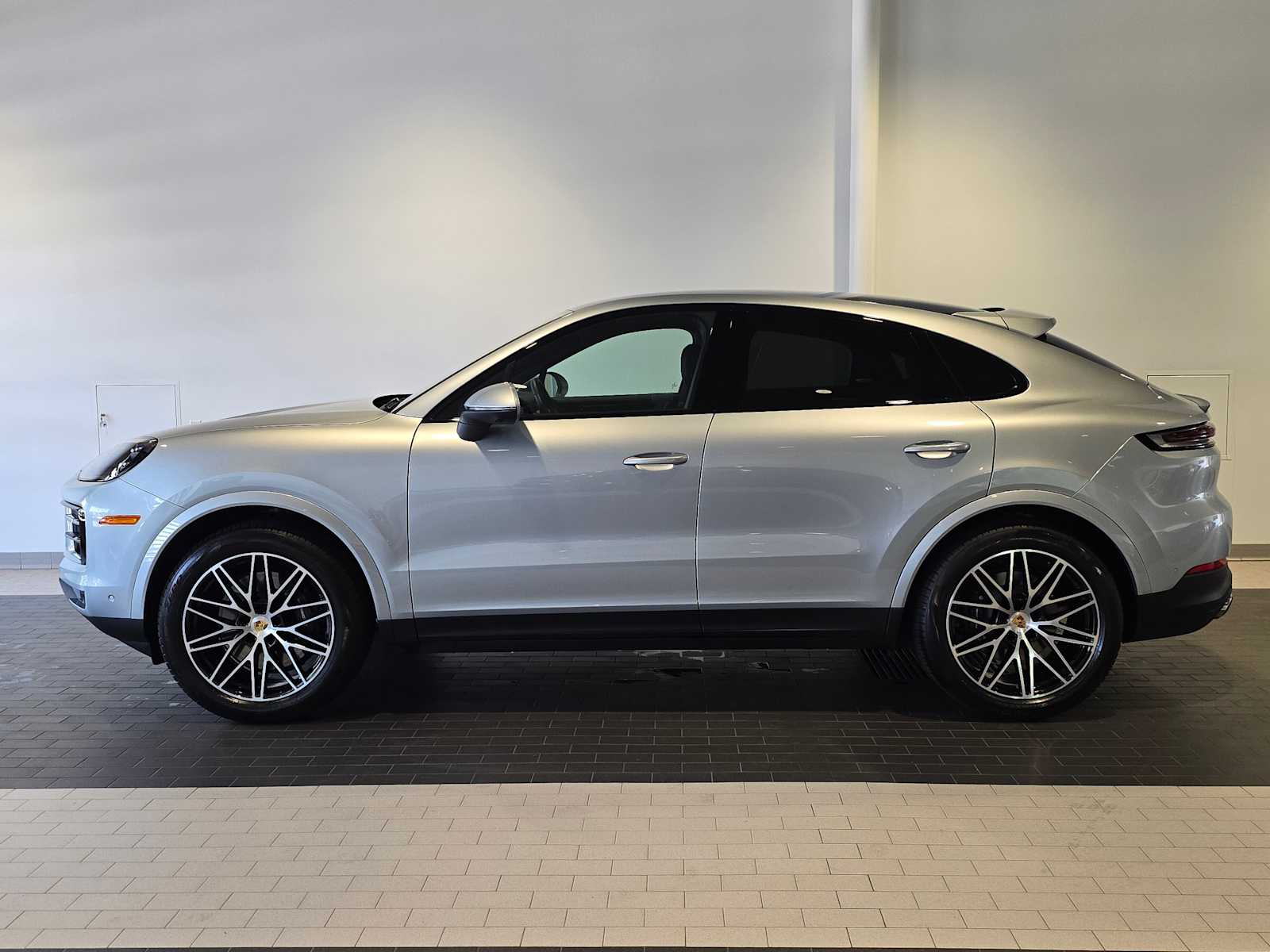 2024 Porsche Cayenne Base photo 2