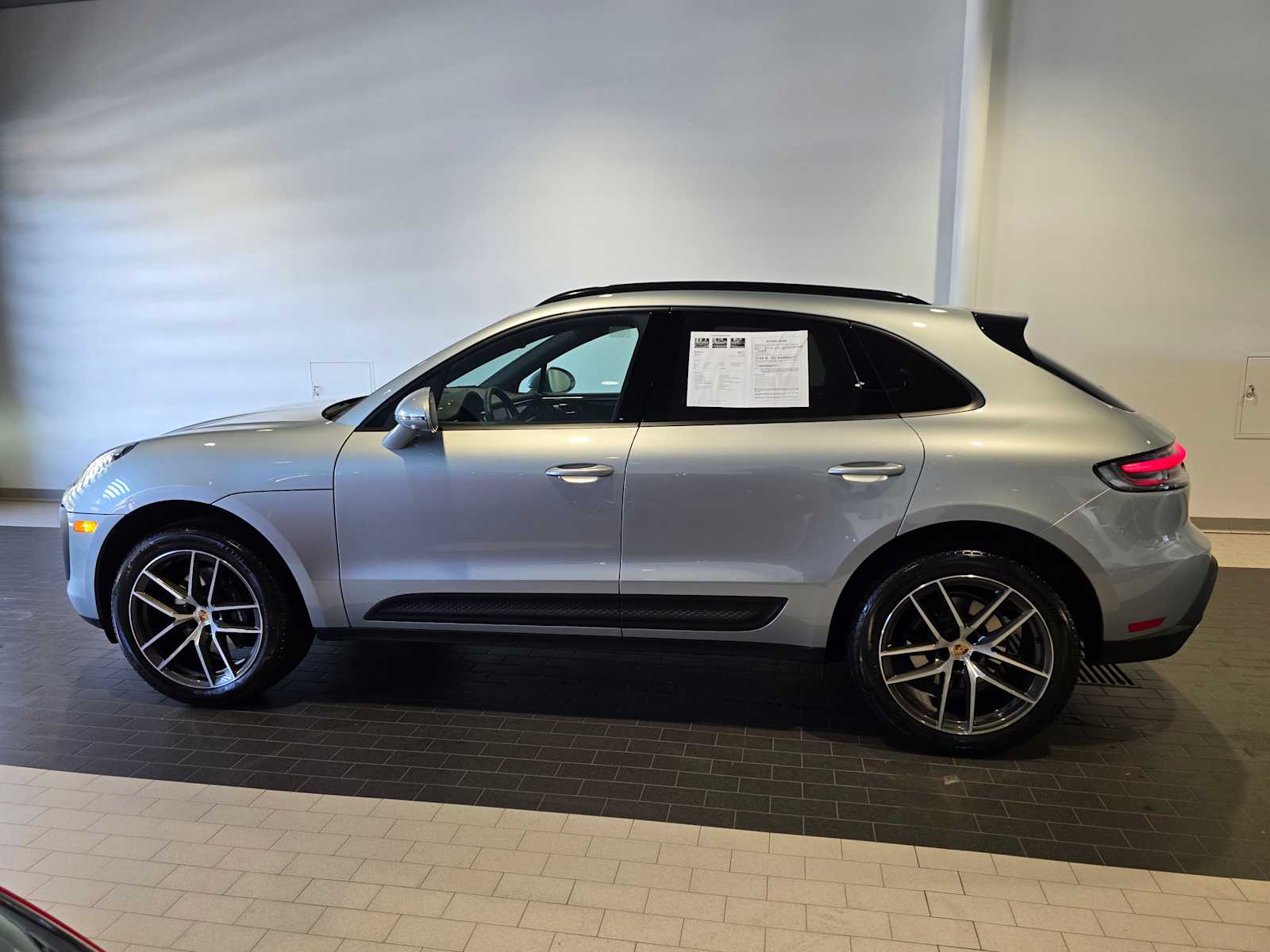 2024 Porsche Macan Base photo 2