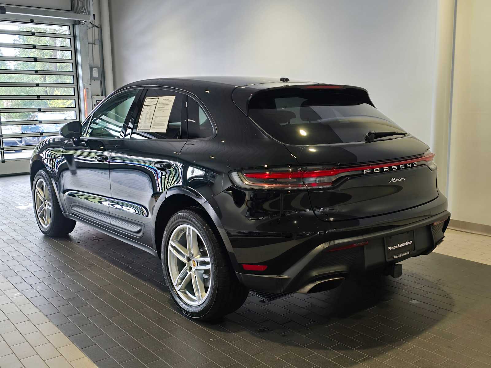 2025 Porsche Macan Base photo 3