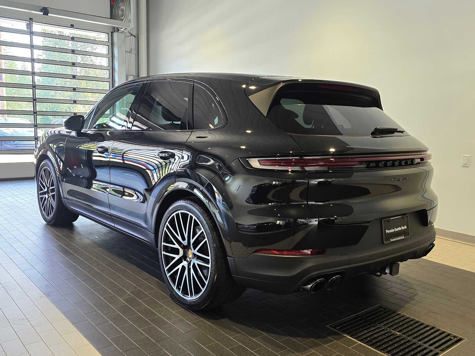 2024 Porsche Cayenne Base photo 2