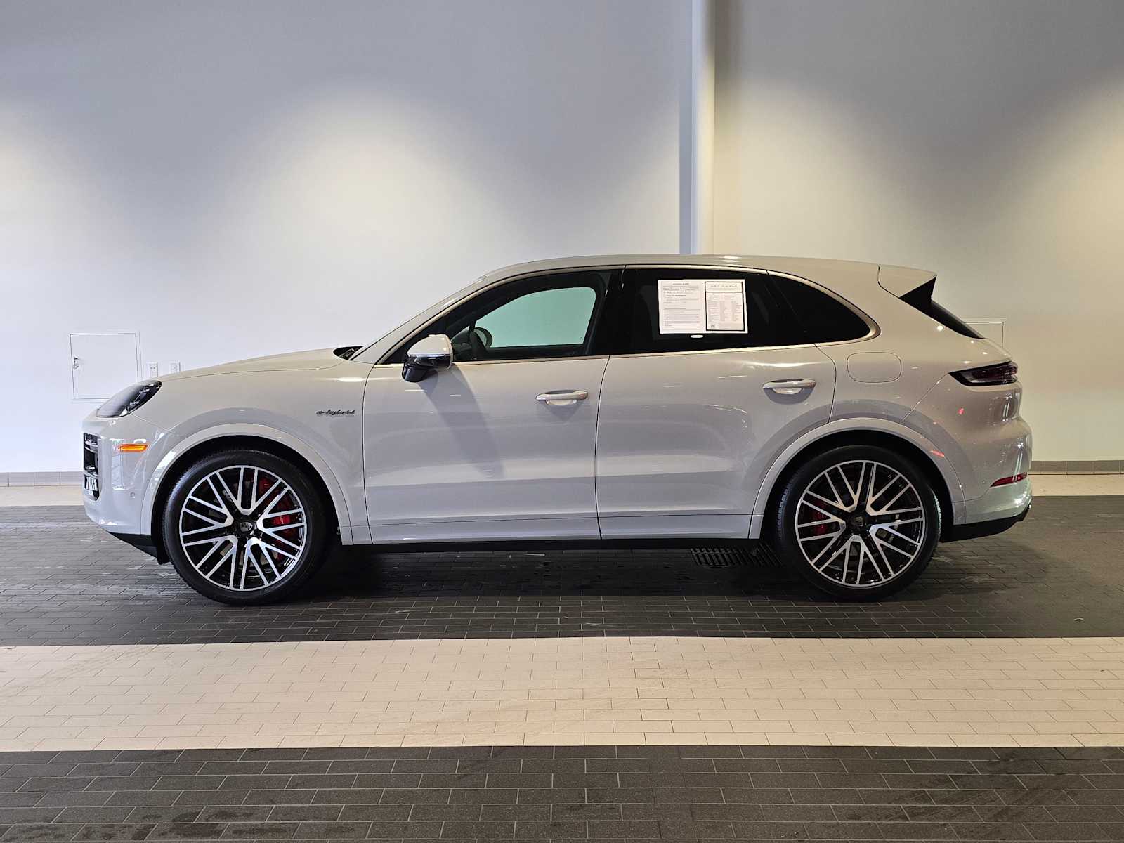 2025 Porsche Cayenne Turbo E-Hybrid photo 2