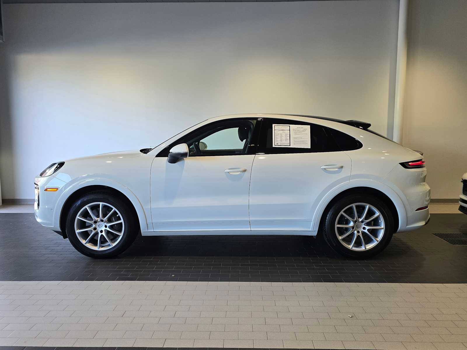 2024 Porsche Cayenne Base photo 2