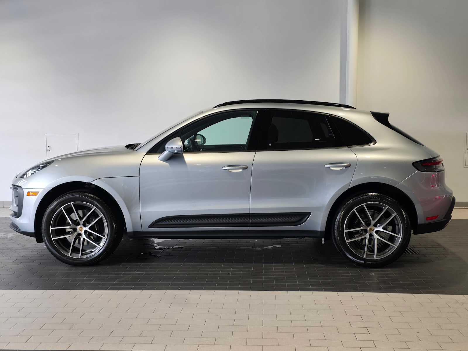 2024 Porsche Macan Base photo 2