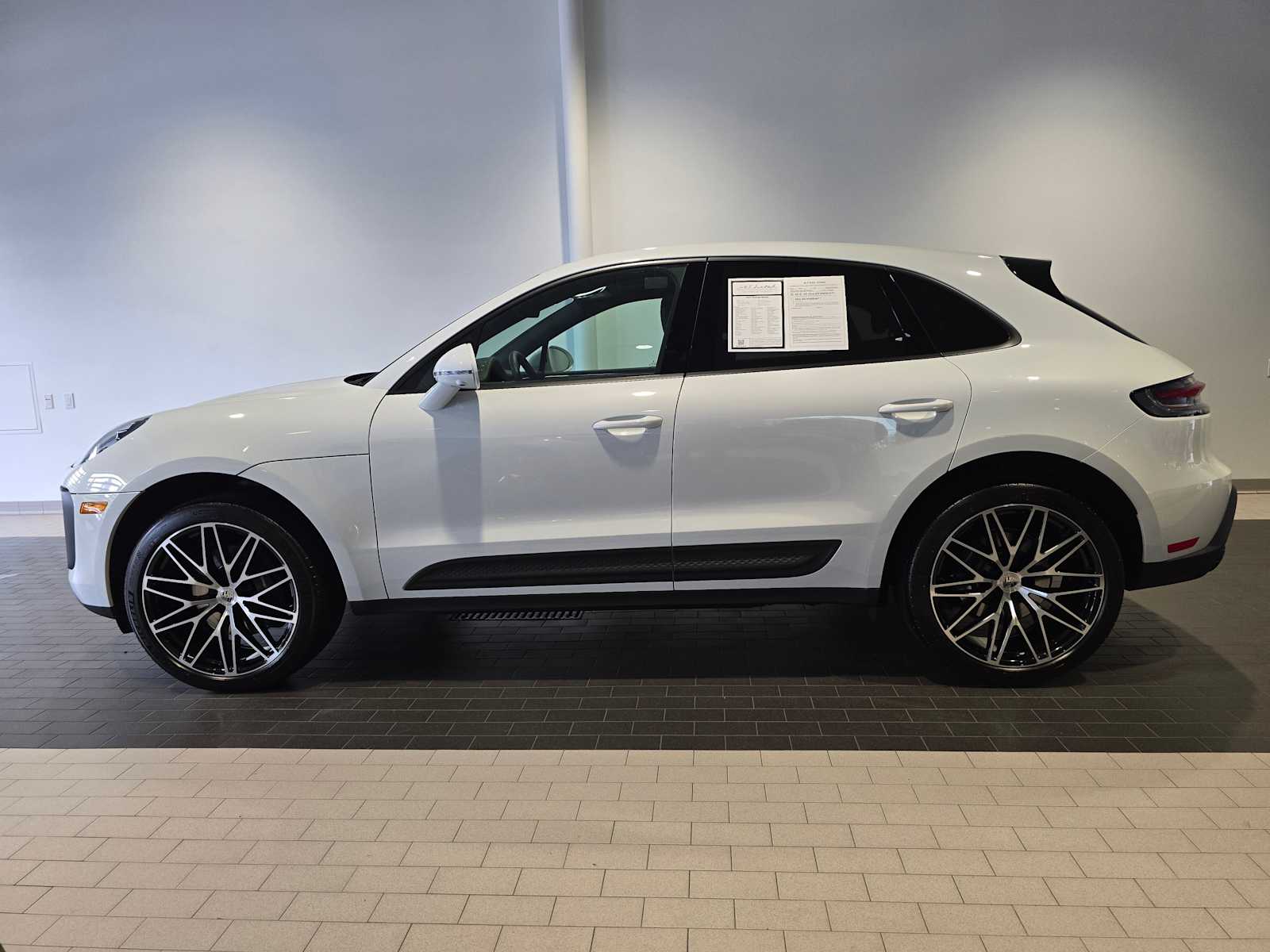 2024 Porsche Macan Base photo 2