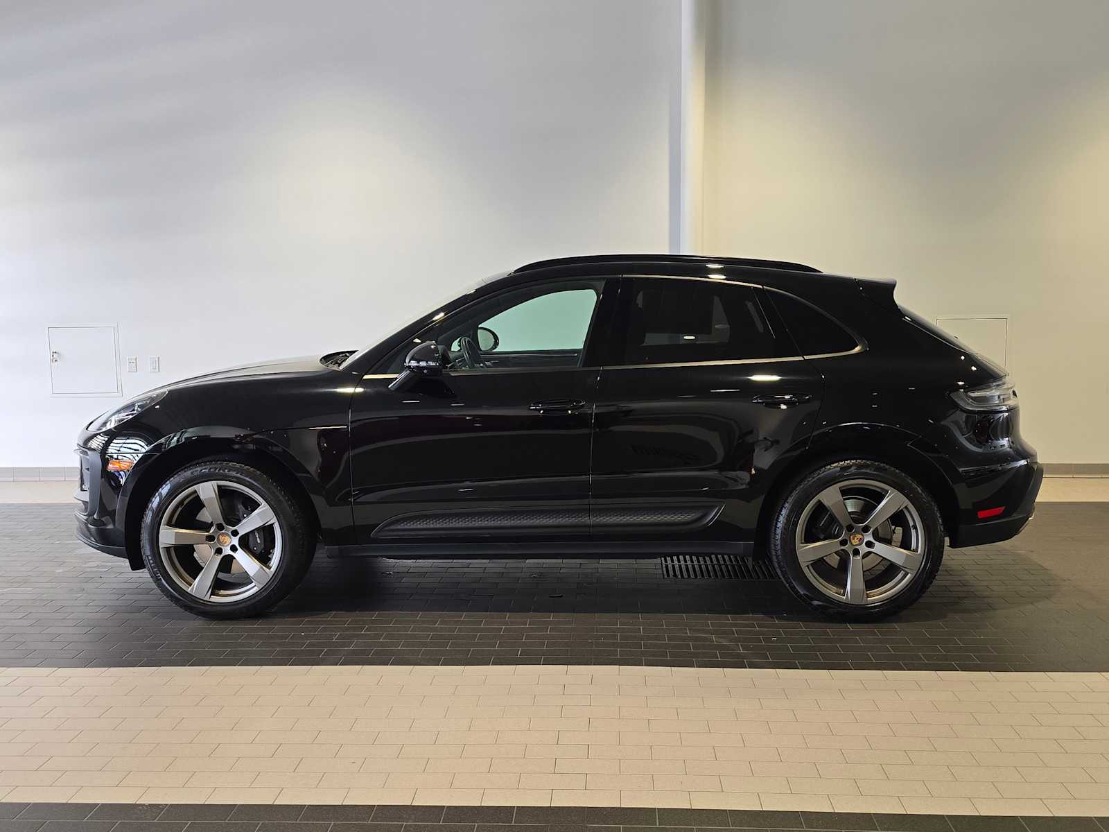 2024 Porsche Macan Base photo 2