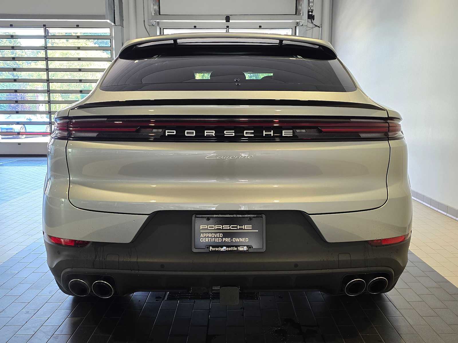 2024 Porsche Cayenne Base photo 4