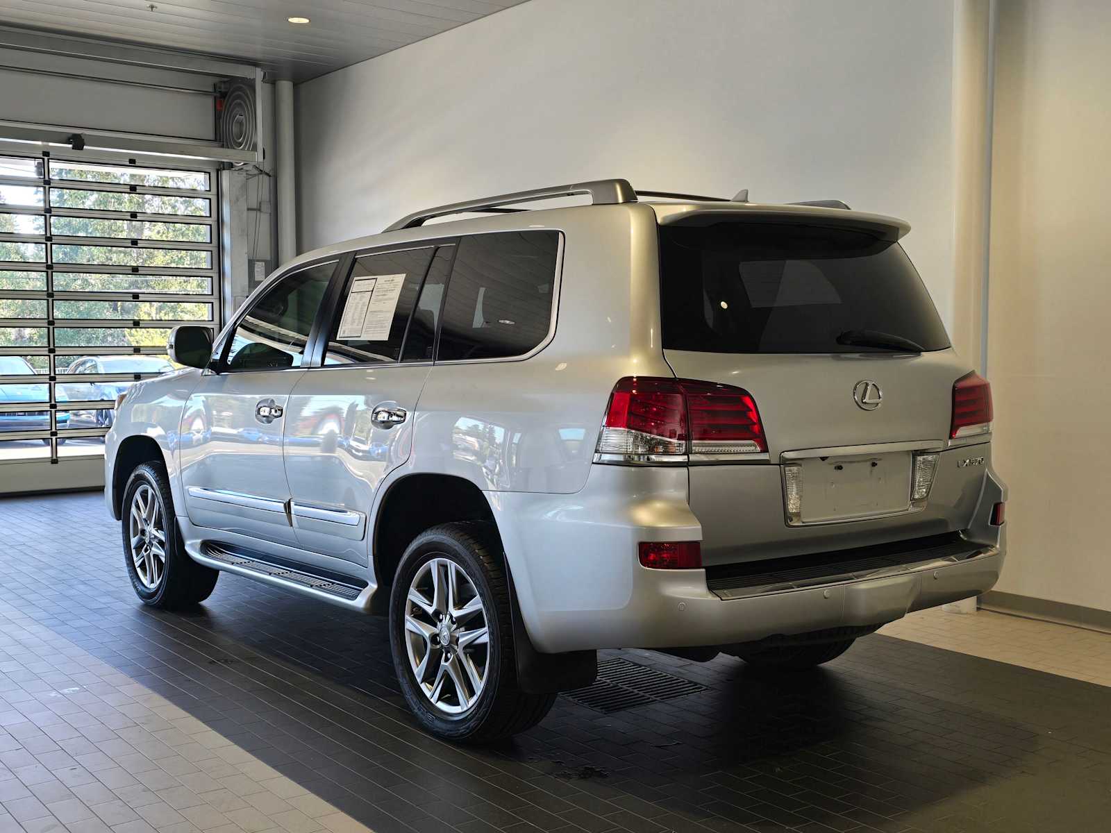 2014 Lexus LX 570 photo 3