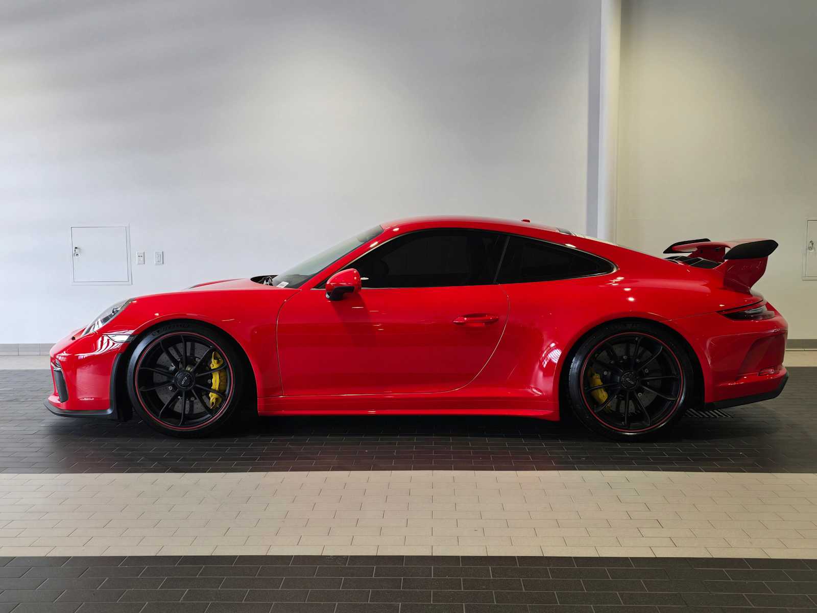 2018 Porsche 911 GT3 Coupe photo 2