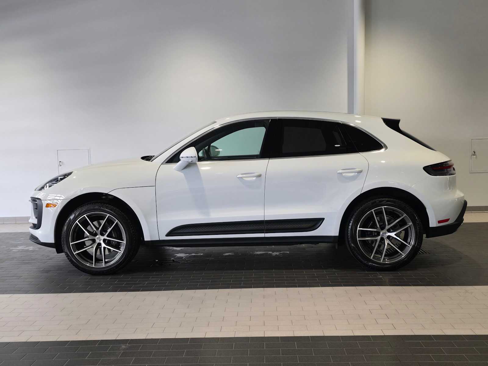 2024 Porsche Macan Base photo 2