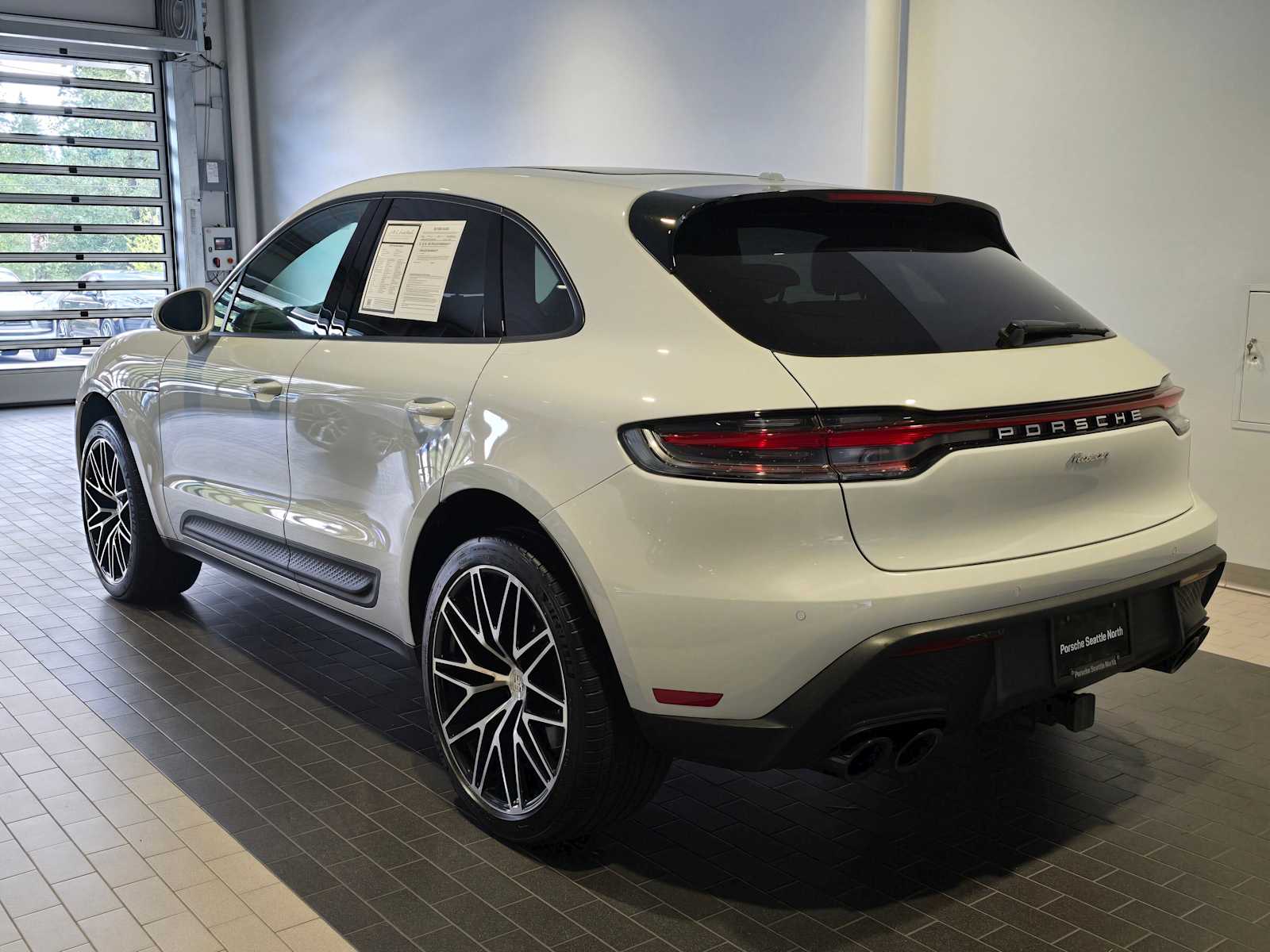 2024 Porsche Macan Base photo 3