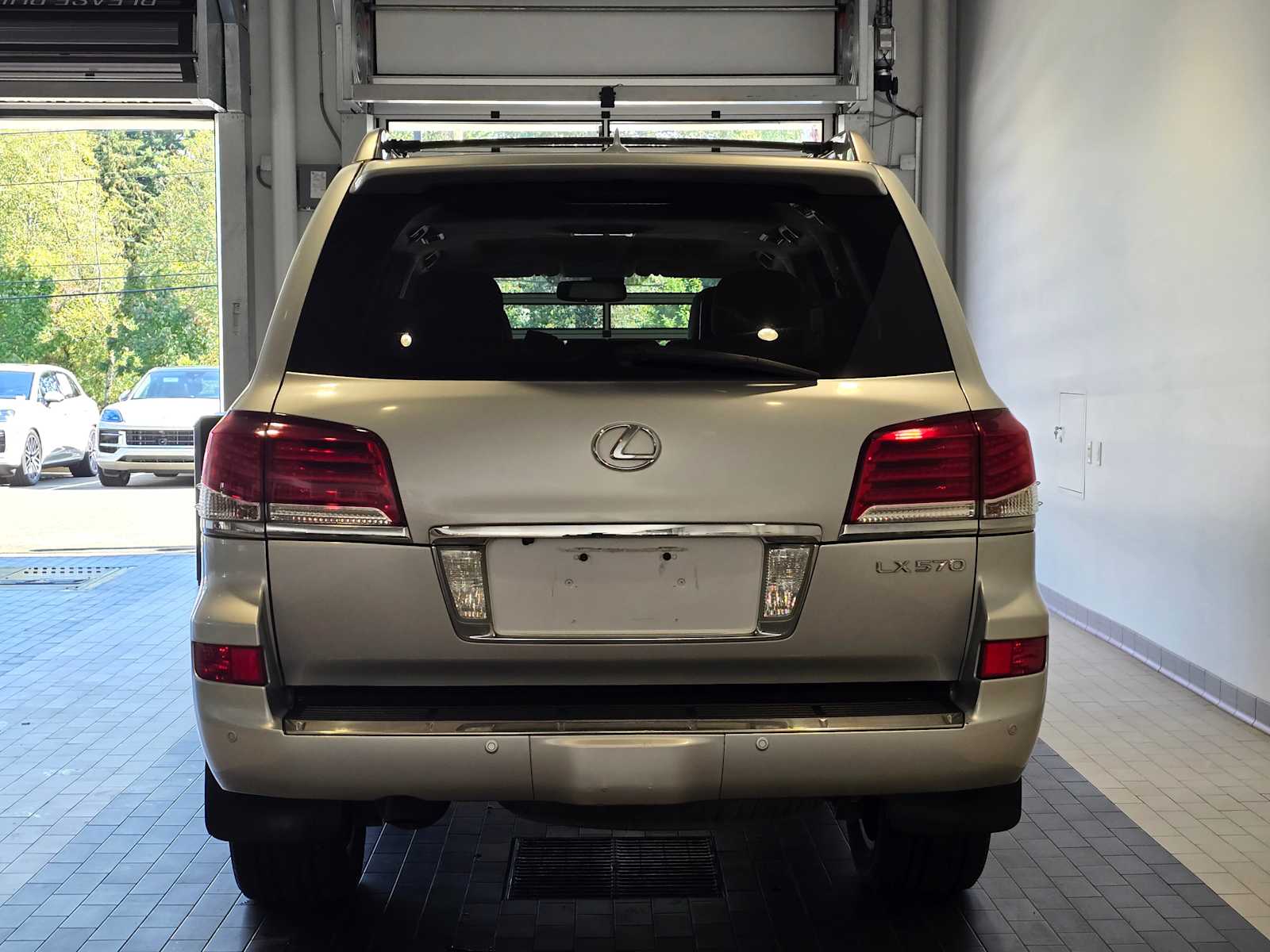 2014 Lexus LX 570 photo 4