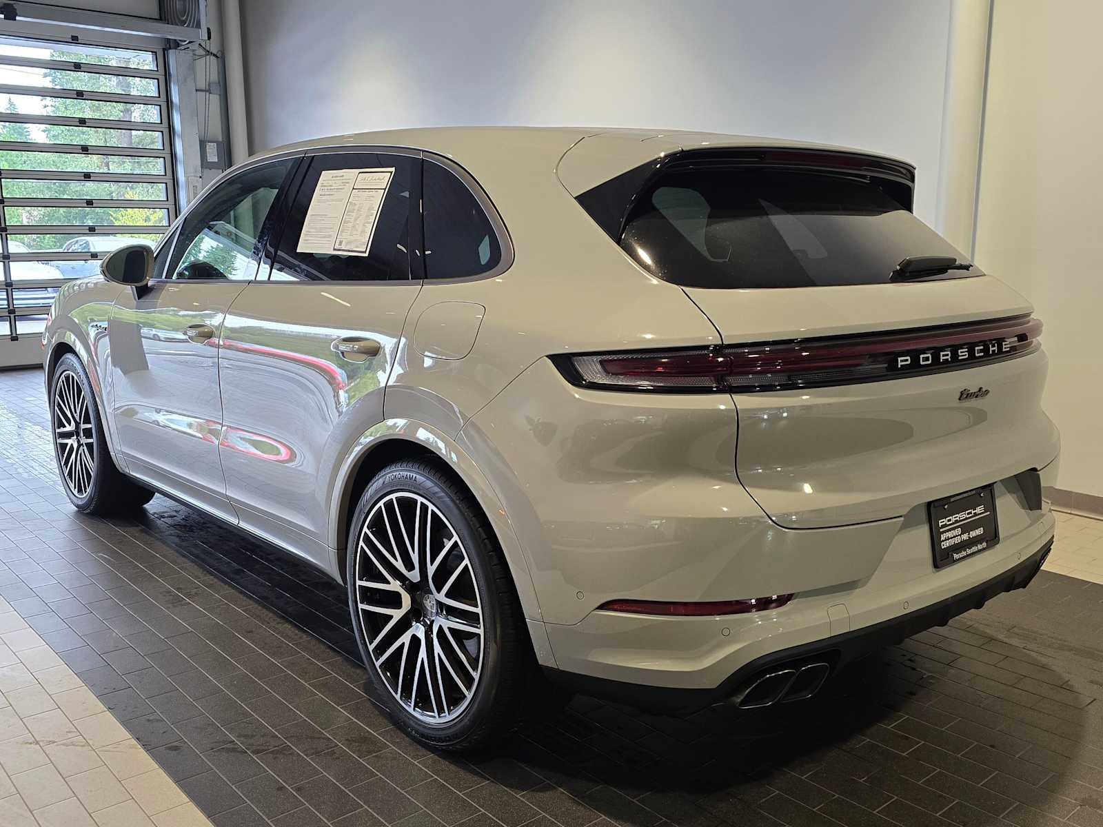 2025 Porsche Cayenne Turbo E-Hybrid photo 3