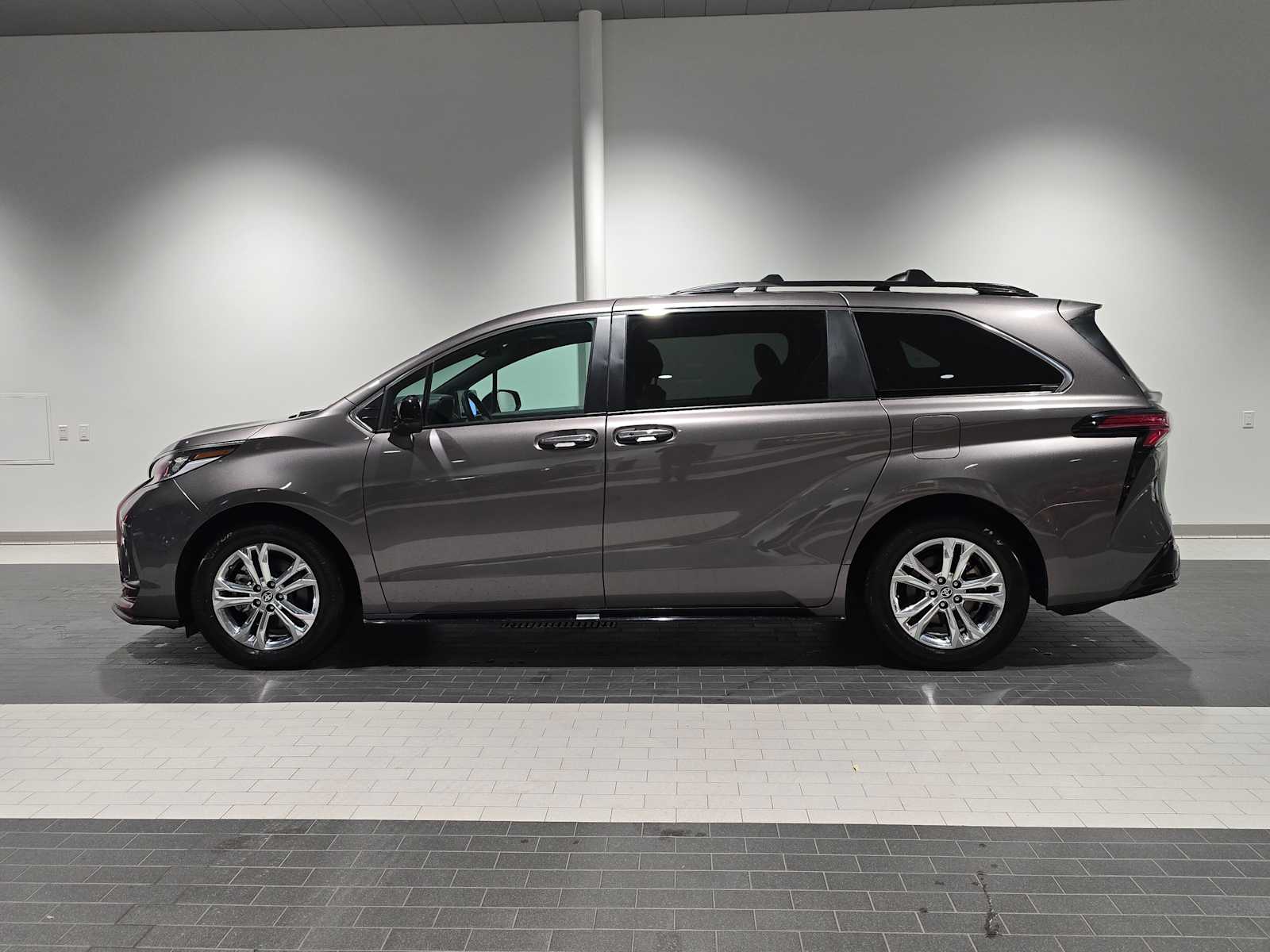 2022 Toyota Sienna XSE photo 2