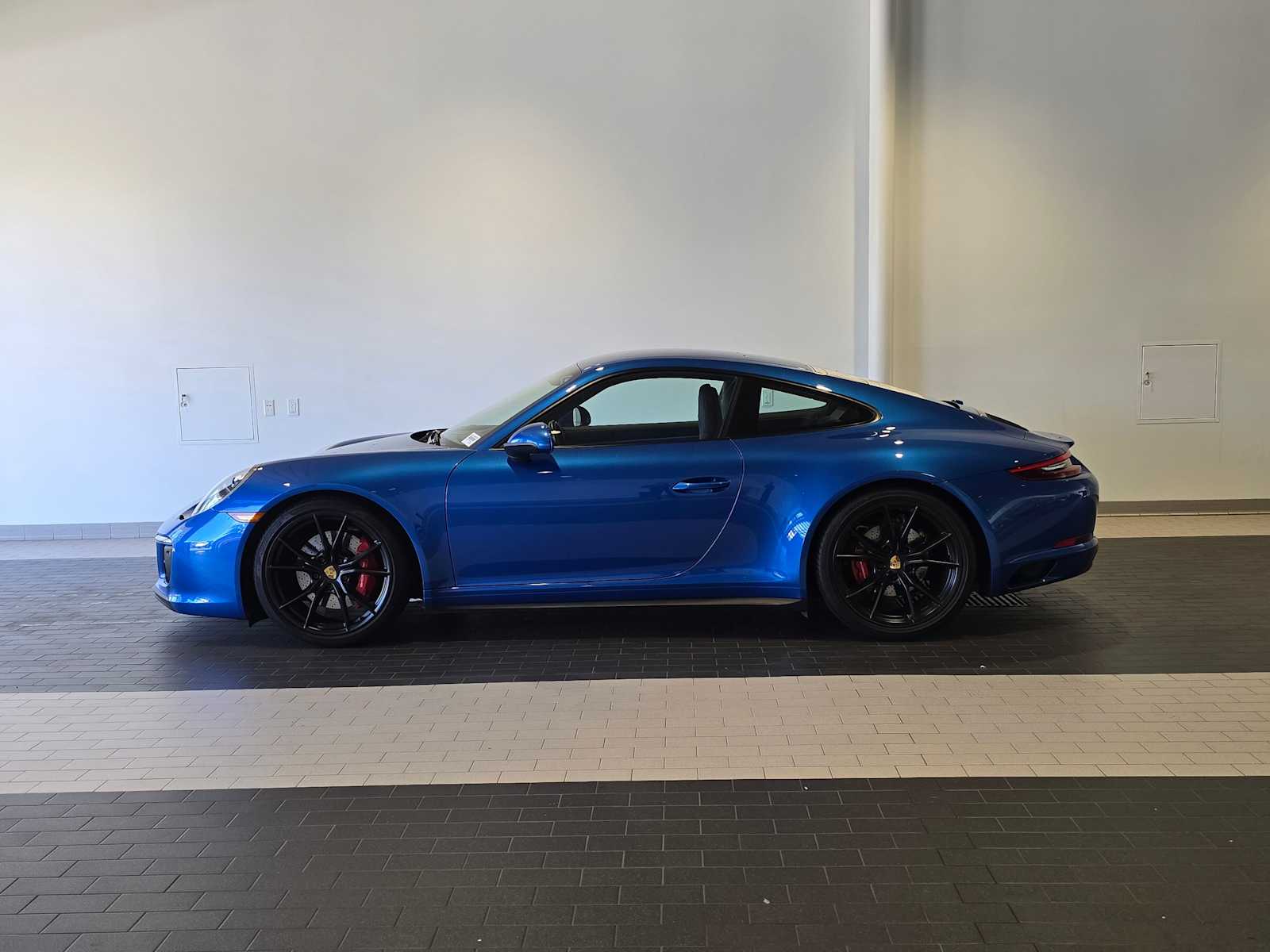2018 Porsche 911 GTS photo 2