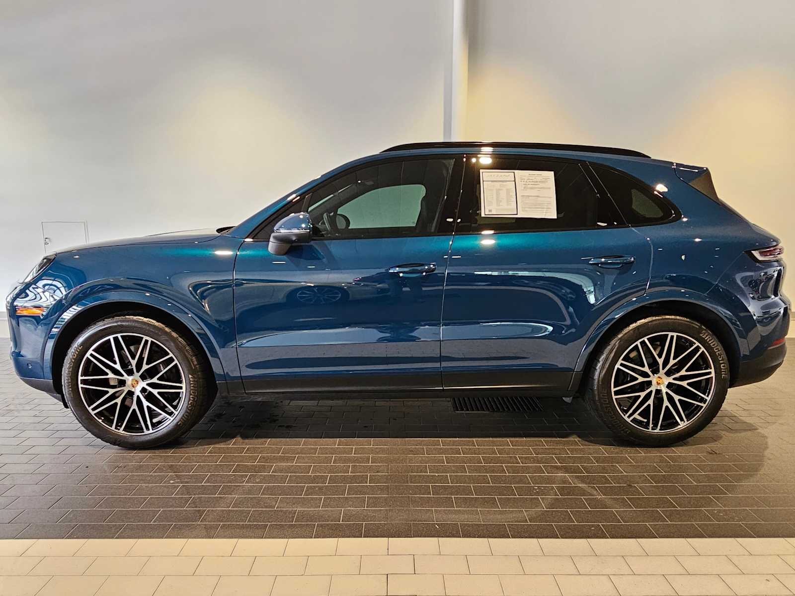 2024 Porsche Cayenne Base photo 2