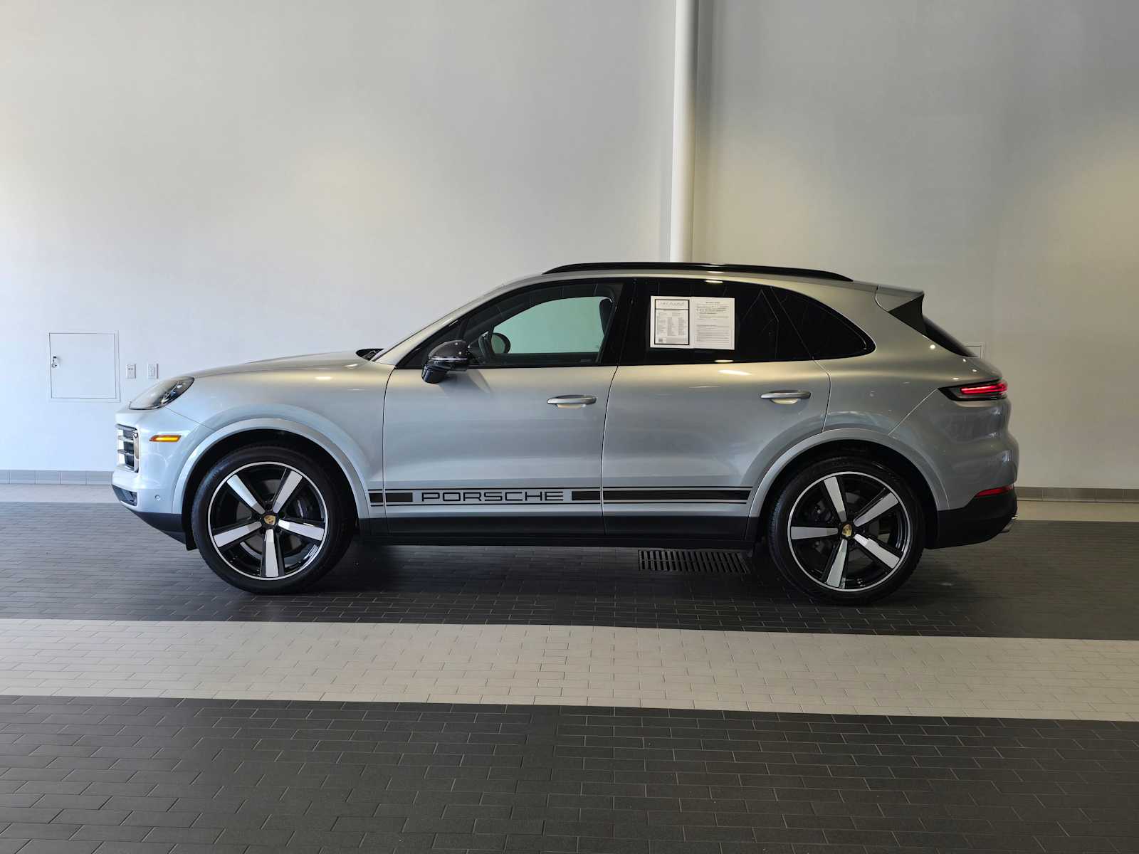 2024 Porsche Cayenne Base photo 2