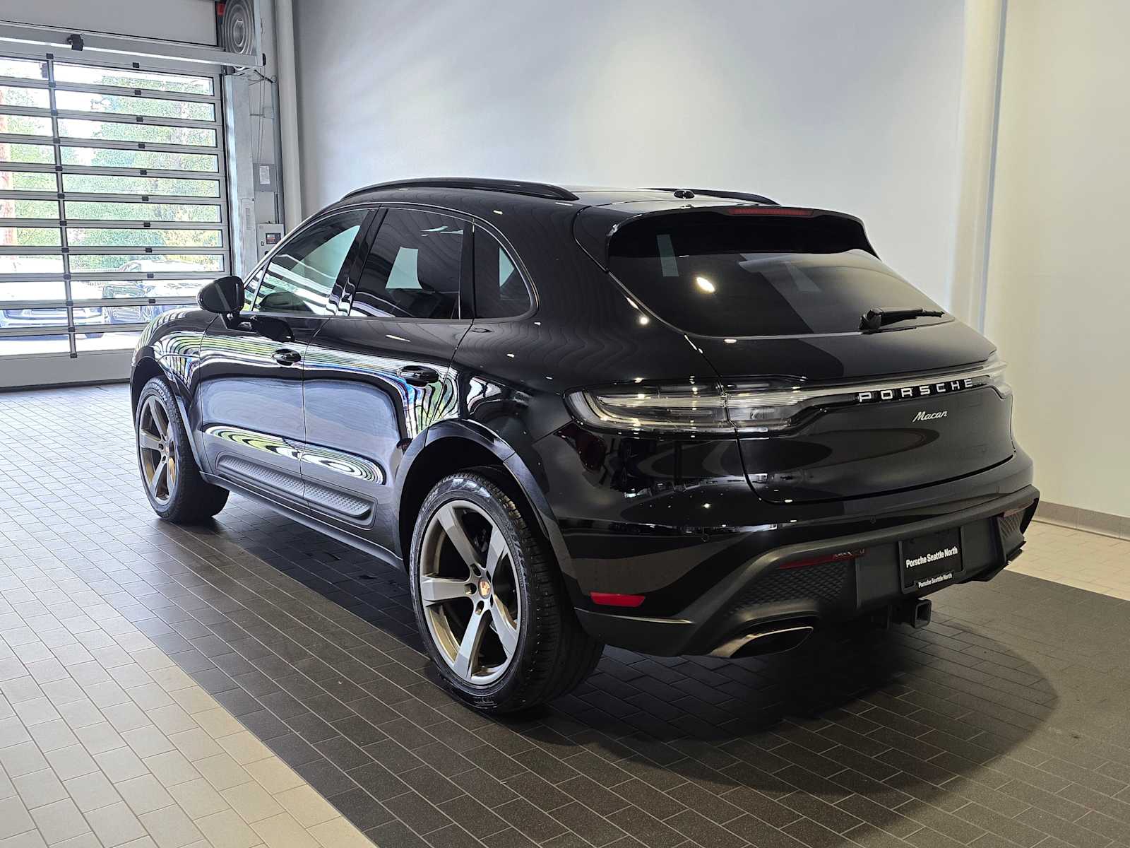 2024 Porsche Macan Base photo 3