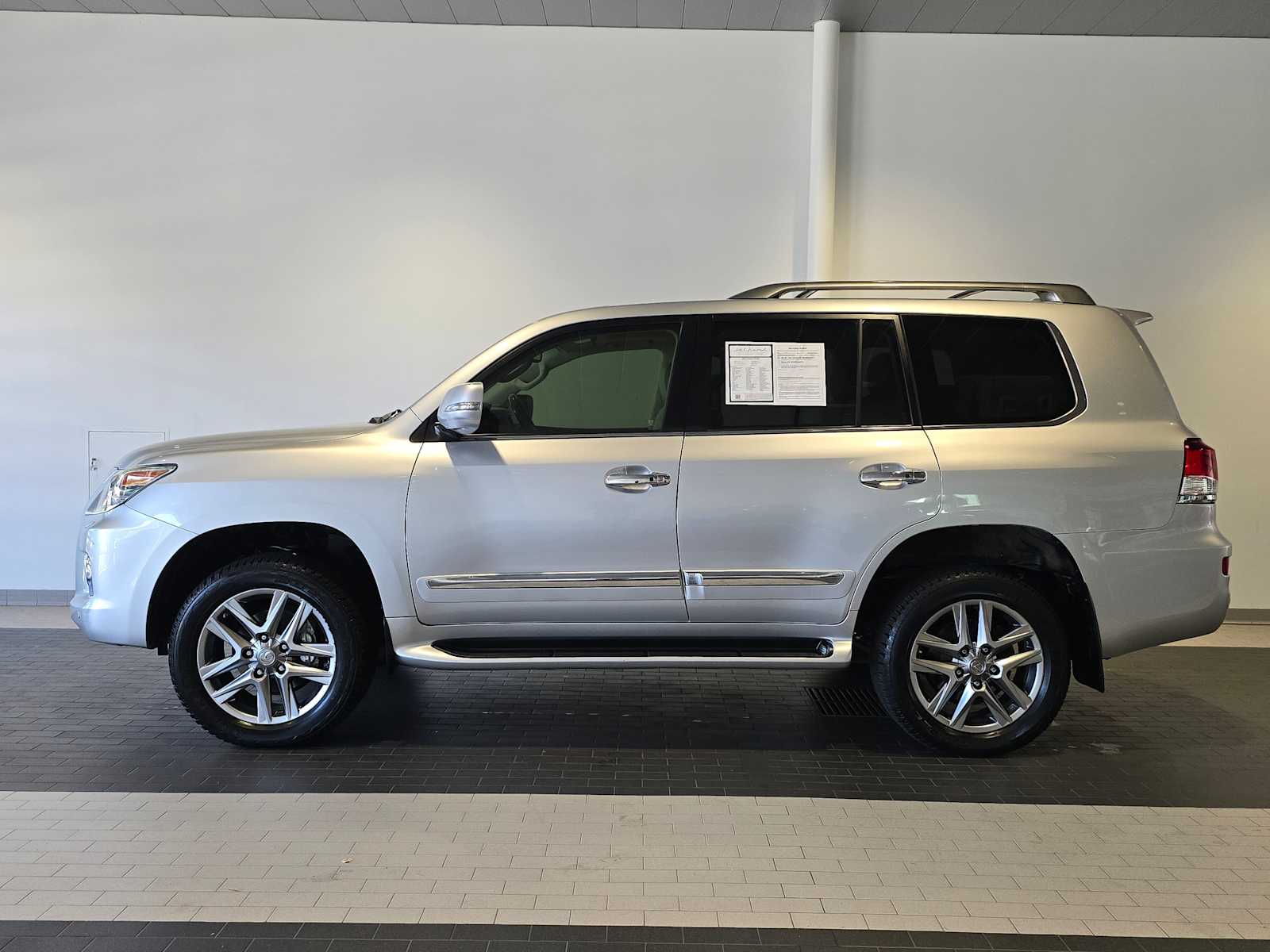 2014 Lexus LX 570 photo 2