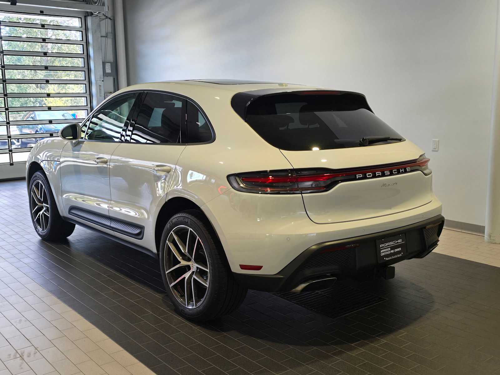 2025 Porsche Macan Base photo 3