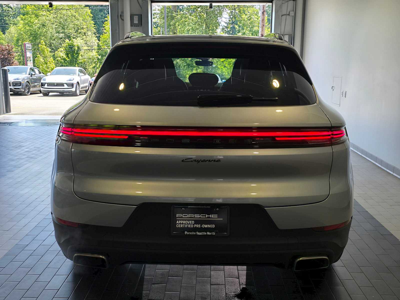 2024 Porsche Cayenne Base photo 4