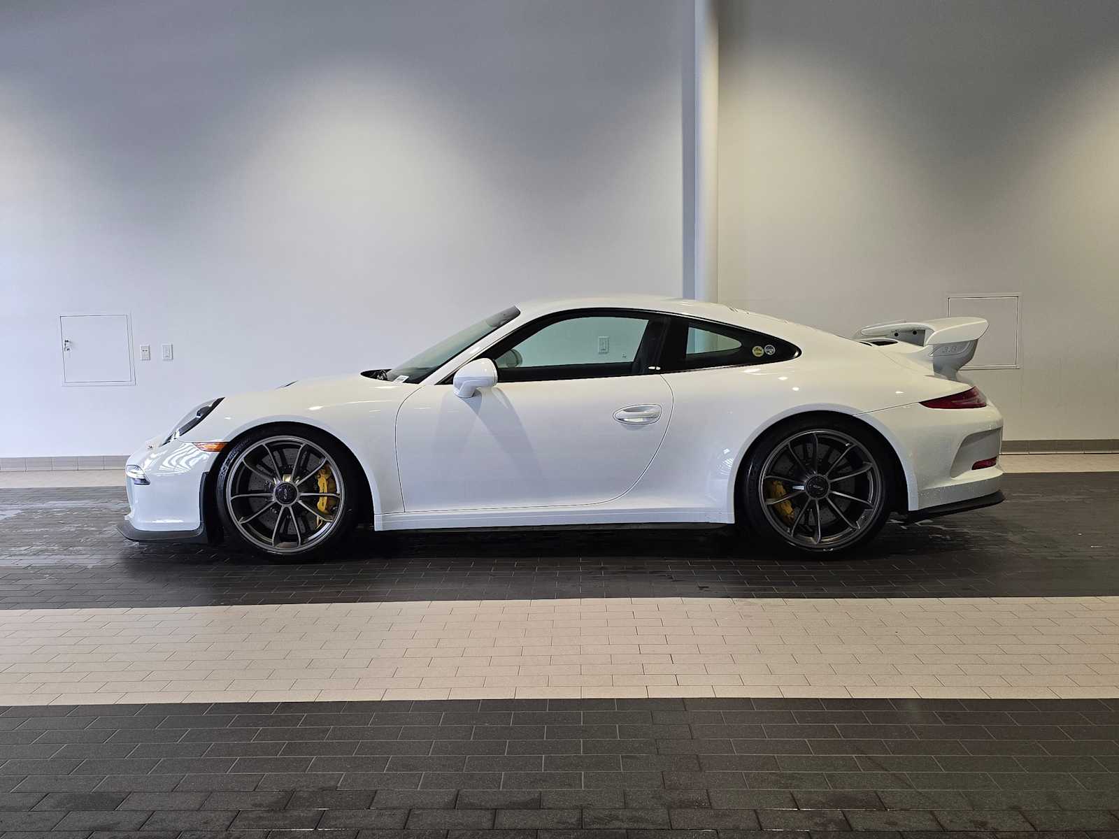 2015 Porsche 911 GT3 Coupe photo 2