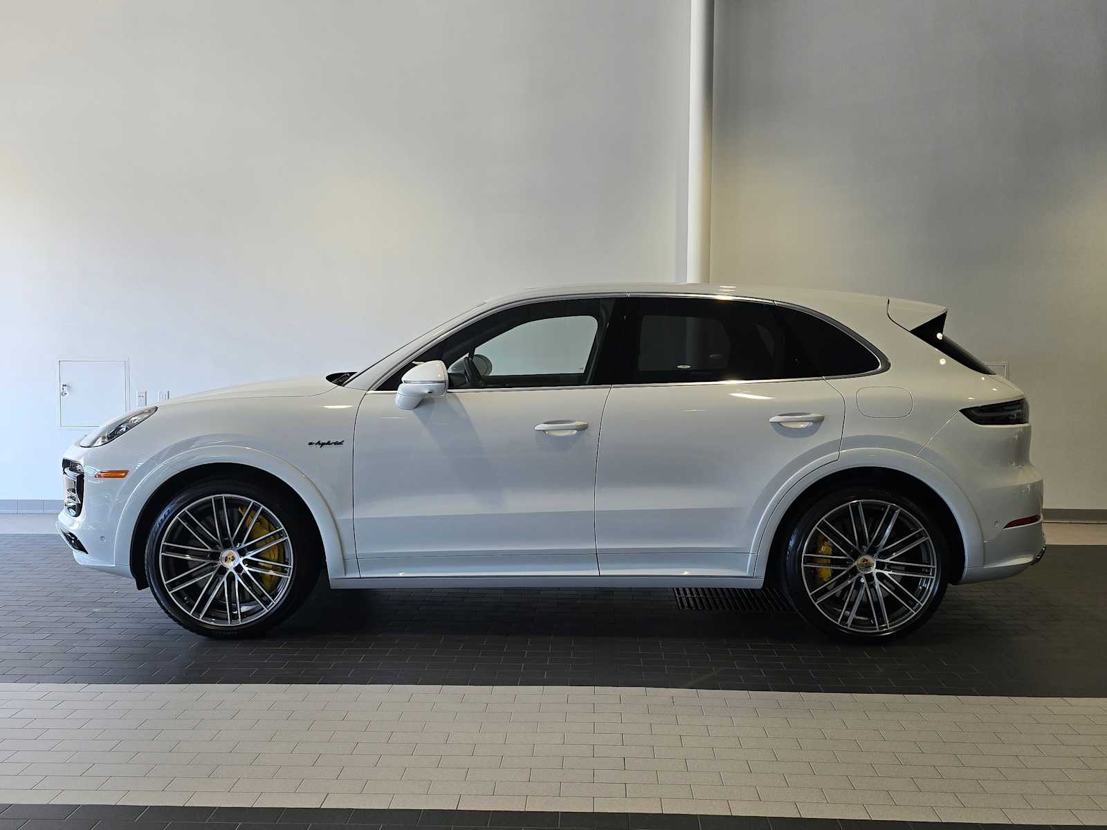 2023 Porsche Cayenne Turbo S E-Hybrid photo 2