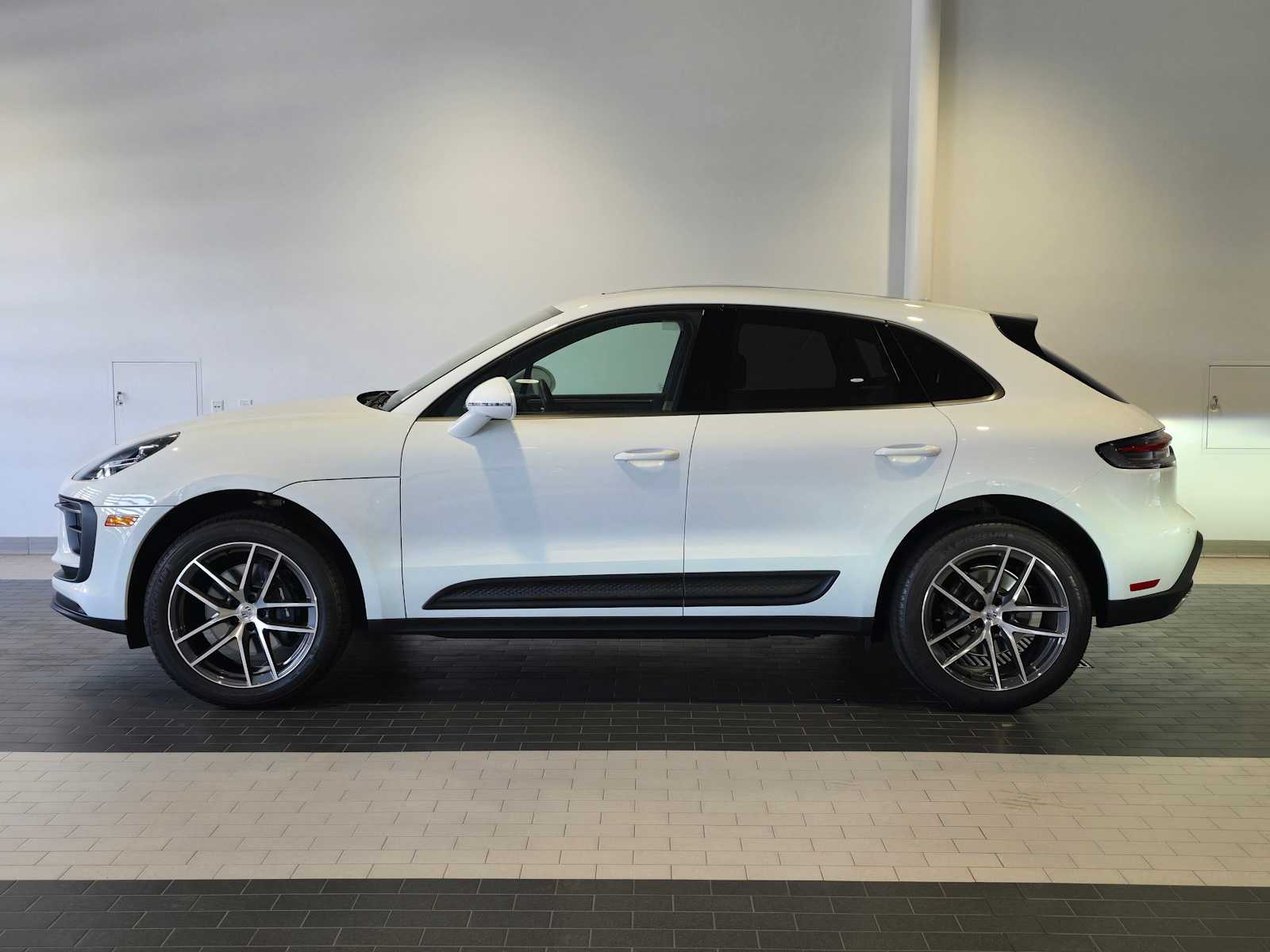 2025 Porsche Macan Base photo 2
