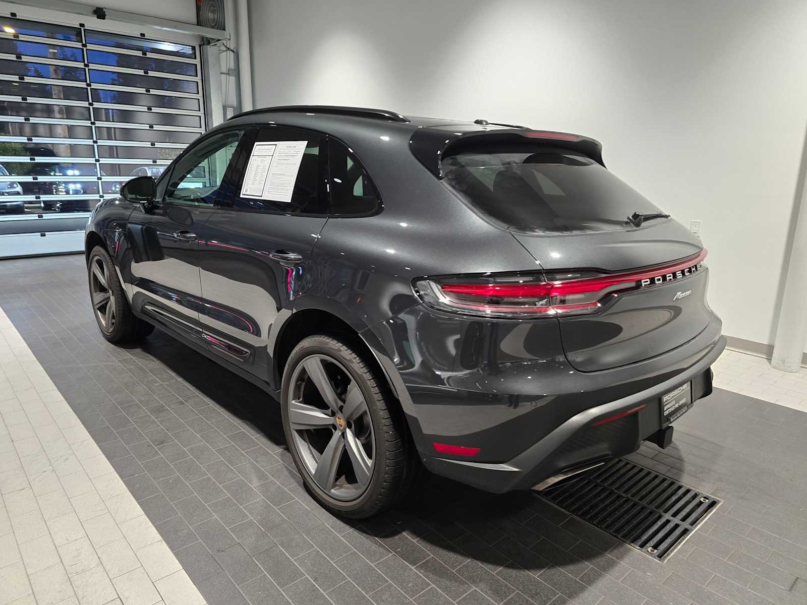 2025 Porsche Macan Base photo 3