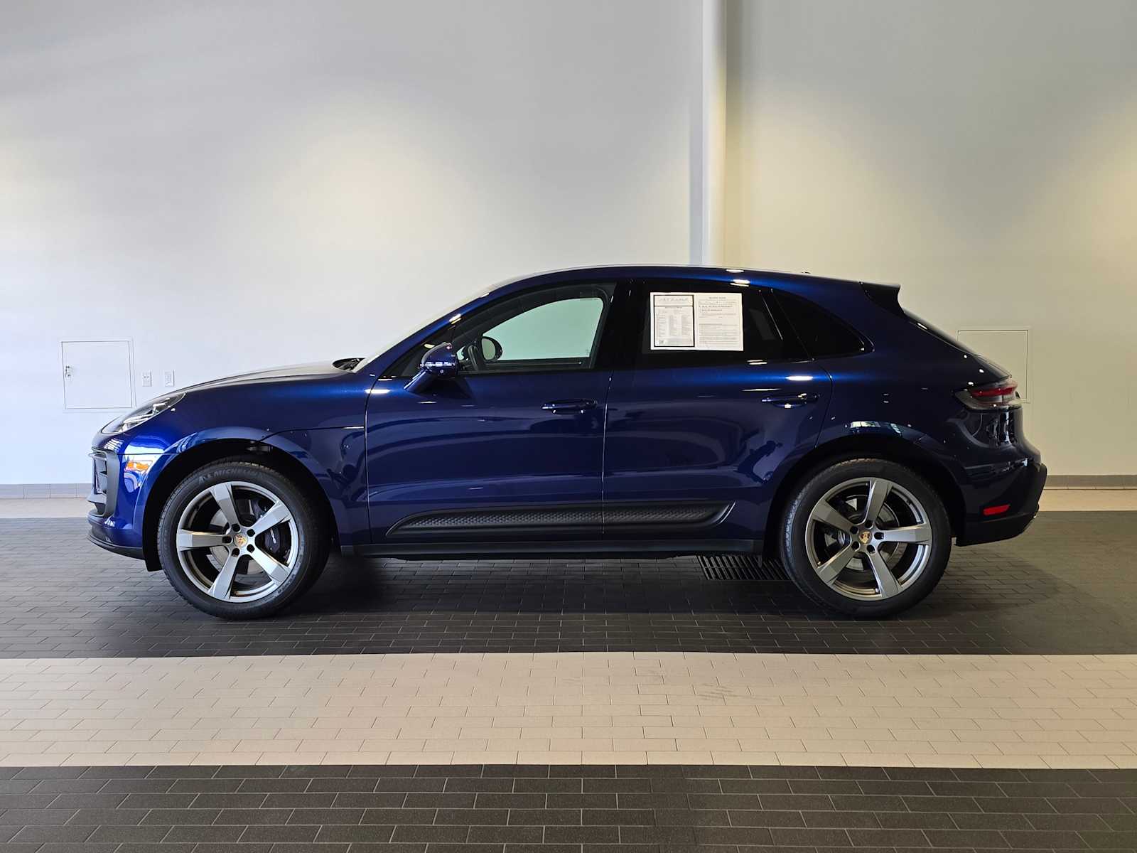 2024 Porsche Macan Base photo 2