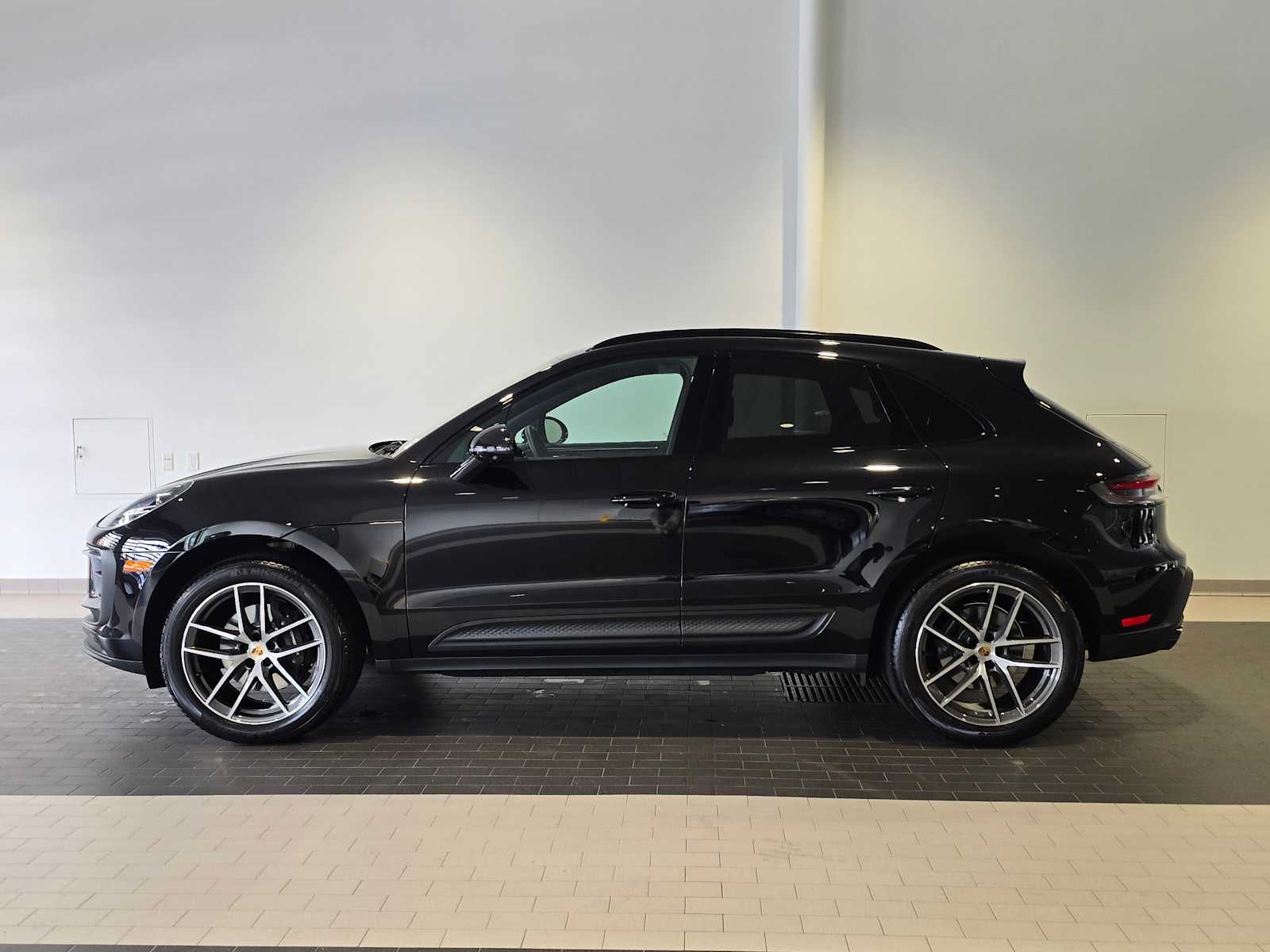 2024 Porsche Macan Base photo 2
