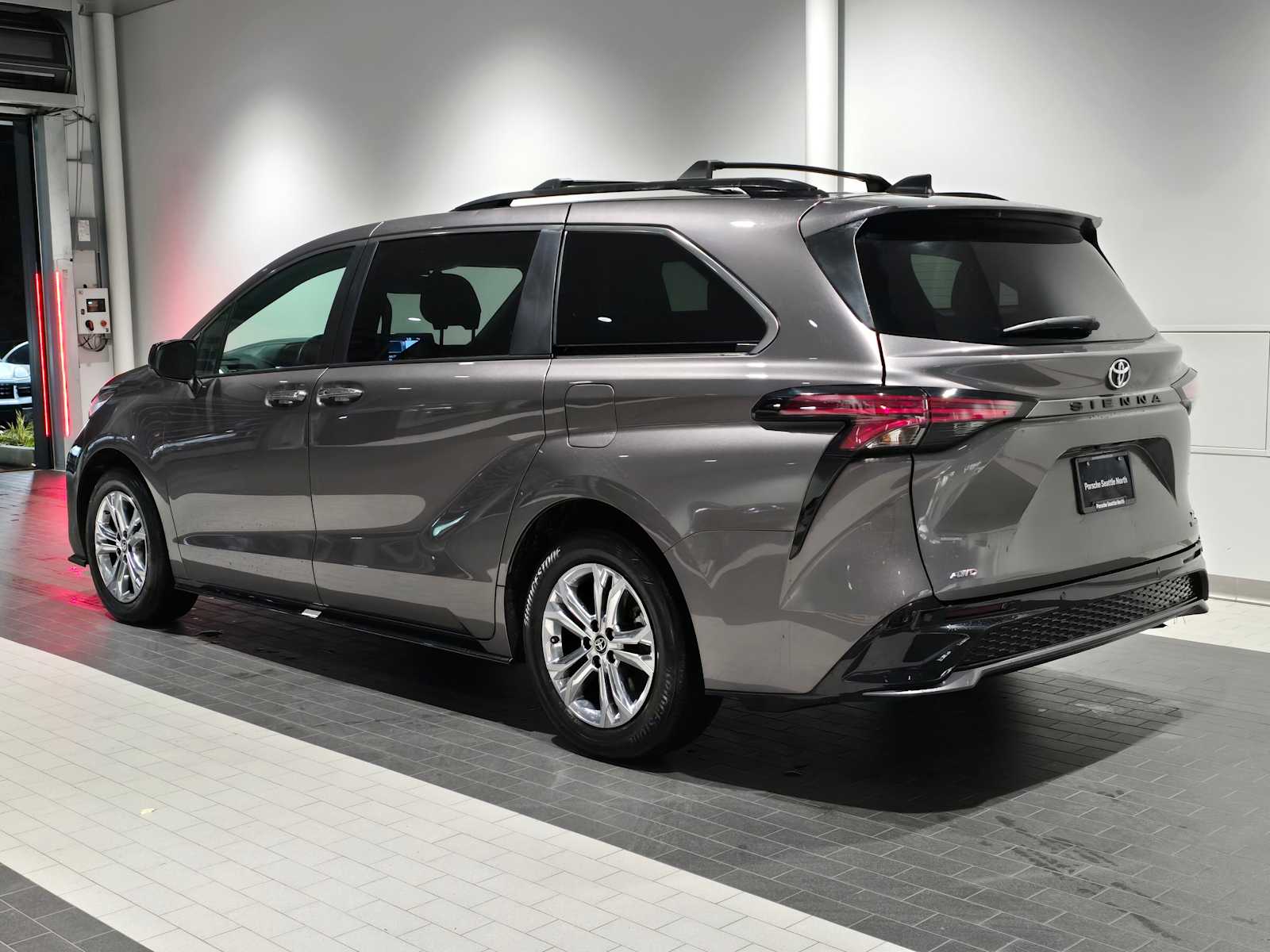 2022 Toyota Sienna XSE photo 3