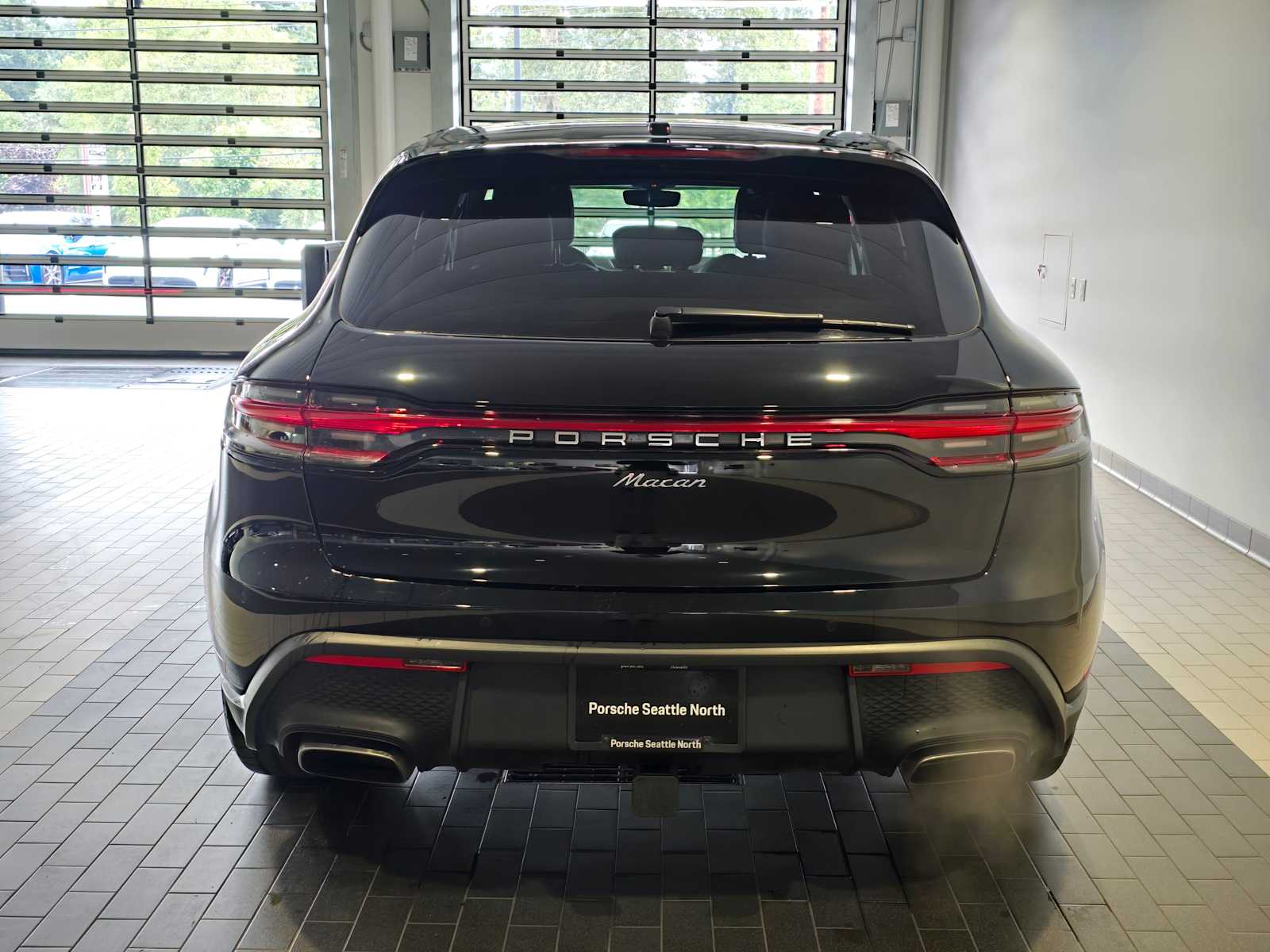 2025 Porsche Macan Base photo 4