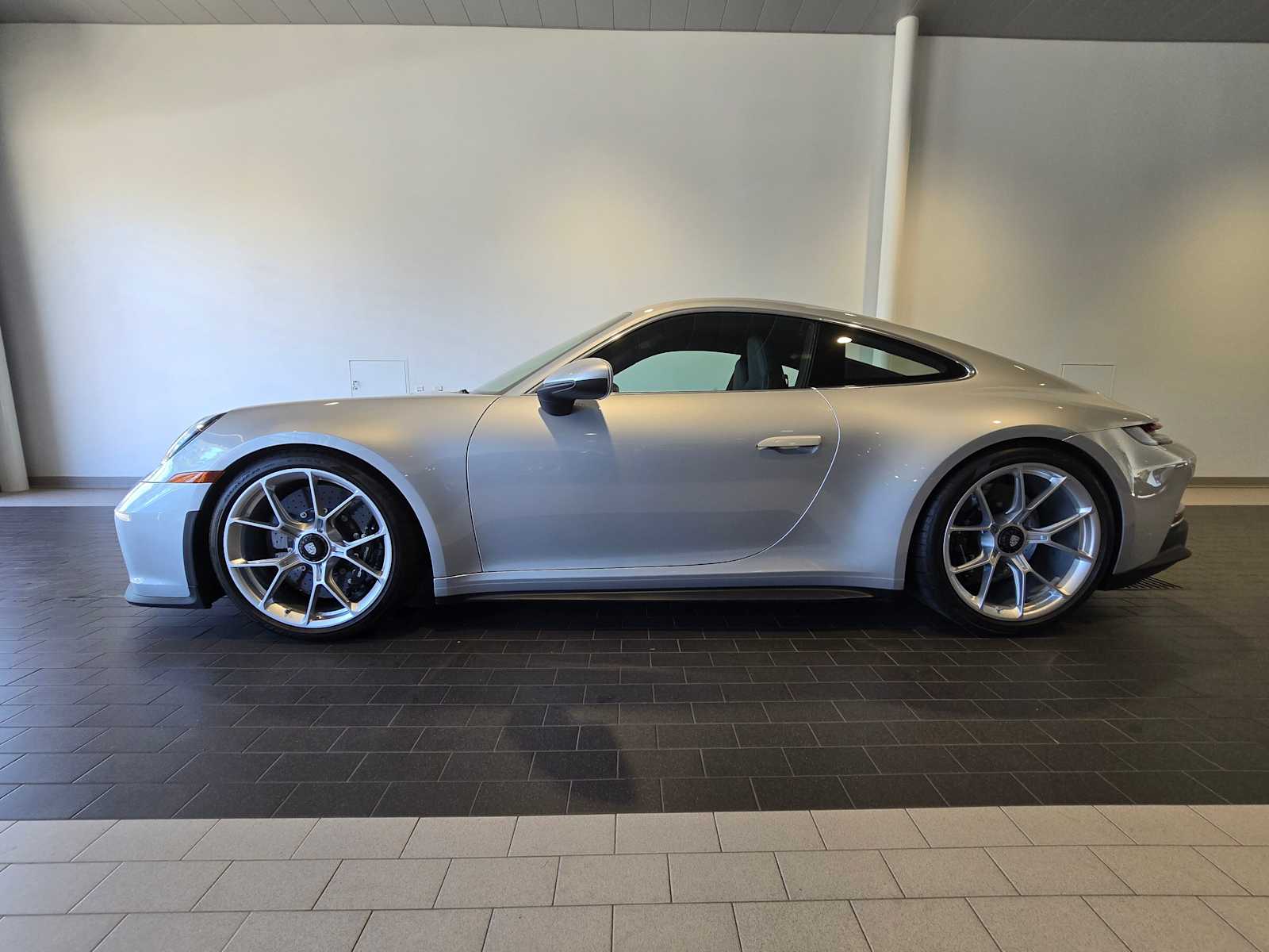 2022 Porsche 911 GT3 Touring Coupe photo 2