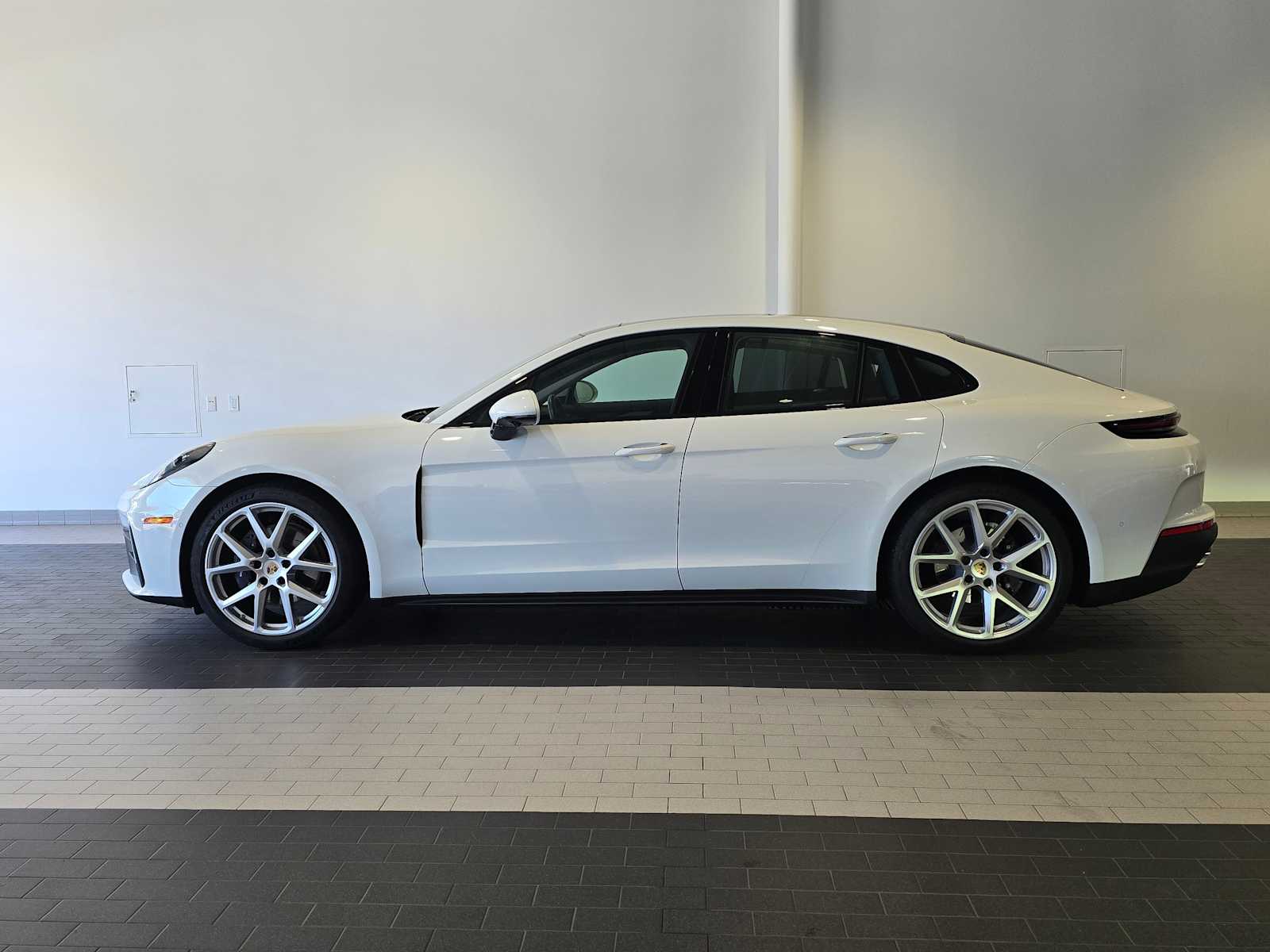 2024 Porsche Panamera 4 photo 2