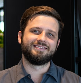 Staff member Kamil from ID_59aa06
