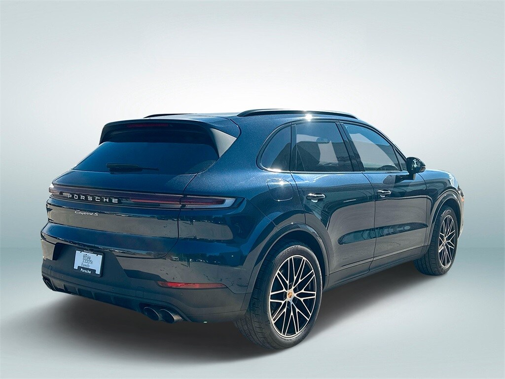 2024 Porsche Cayenne S photo 3