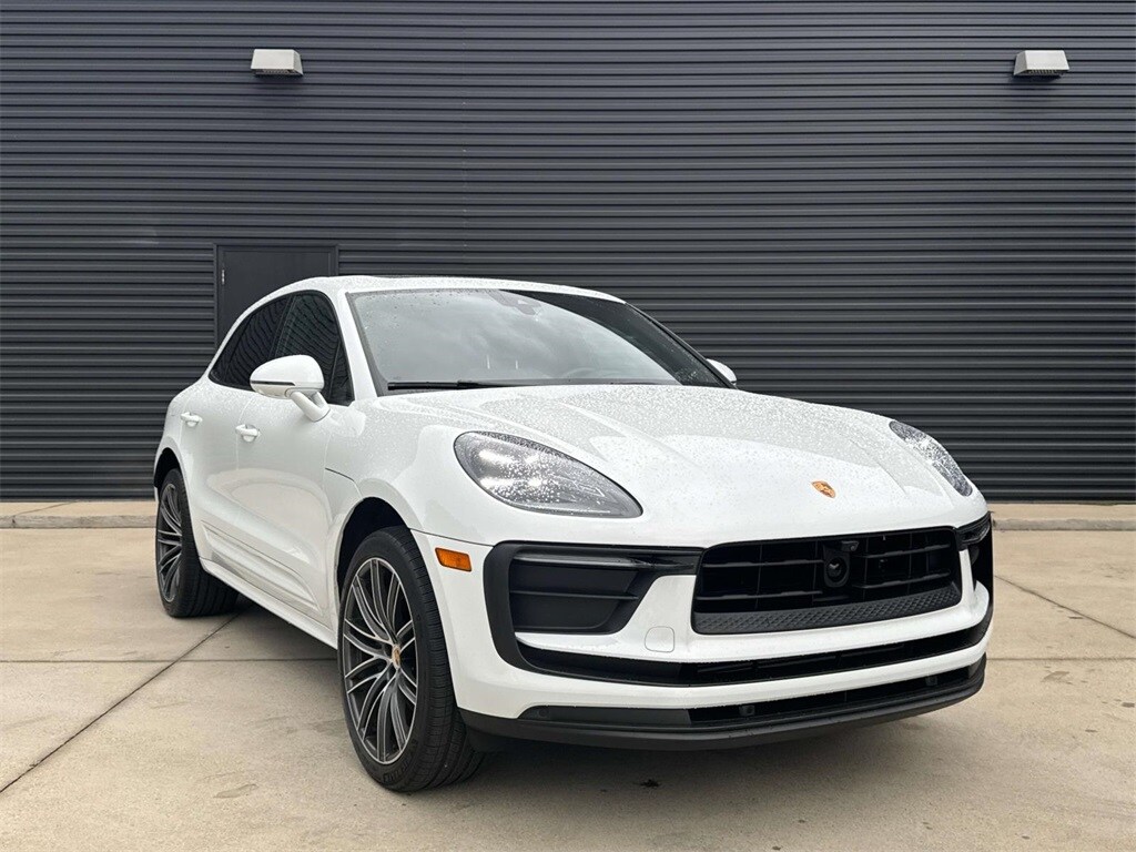 2024 Porsche Macan T photo 2