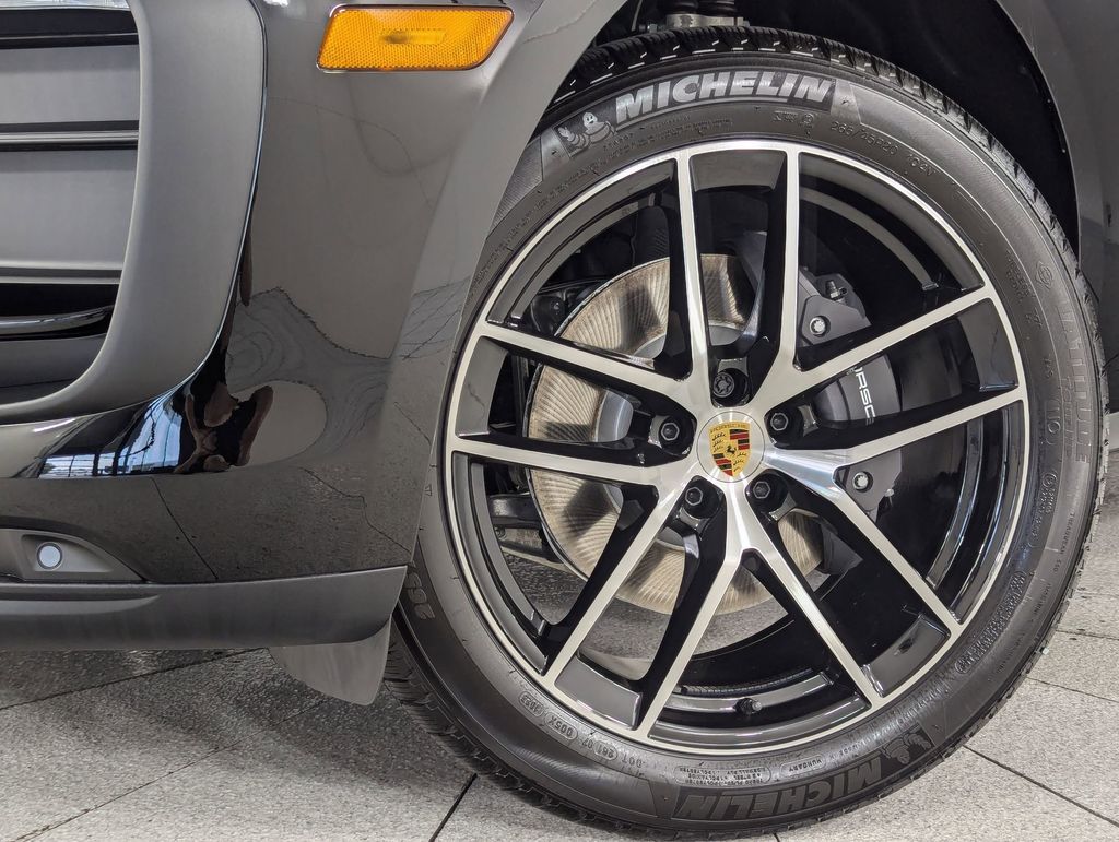 2025 Porsche Macan T - Photo 11