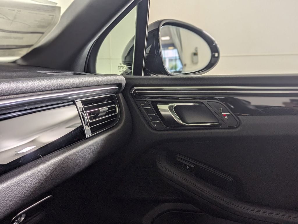 2025 Porsche Macan T - Photo 19