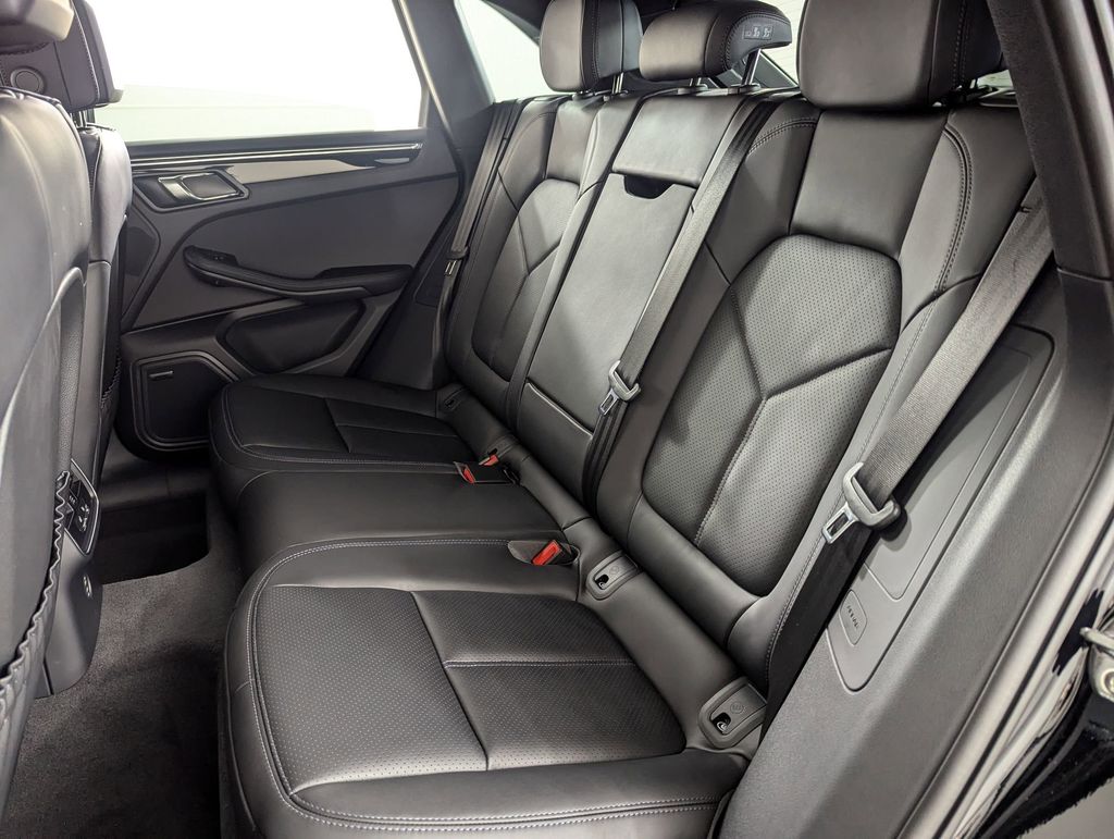 2025 Porsche Macan T - Photo 26
